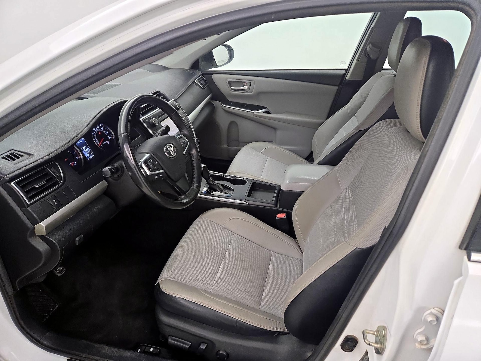 2017 Toyota Camry SE - Photo 12