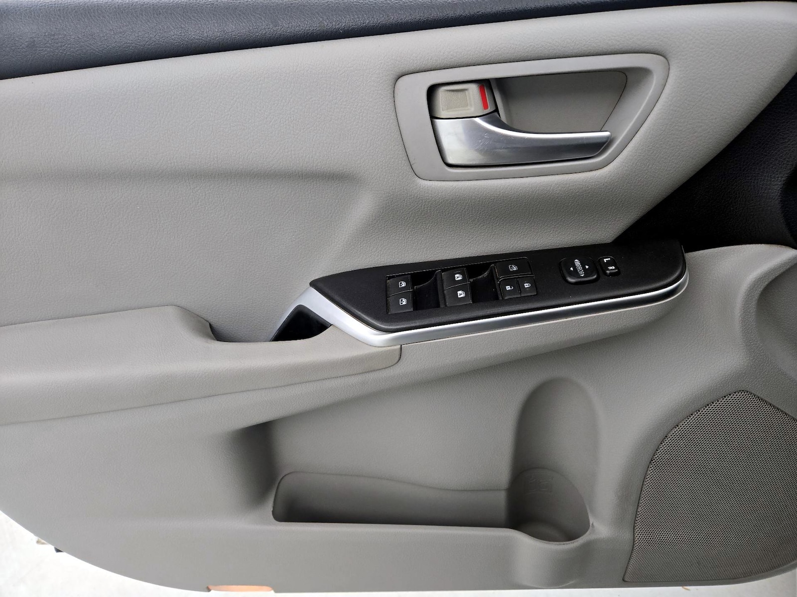 2017 Toyota Camry SE - Photo 13