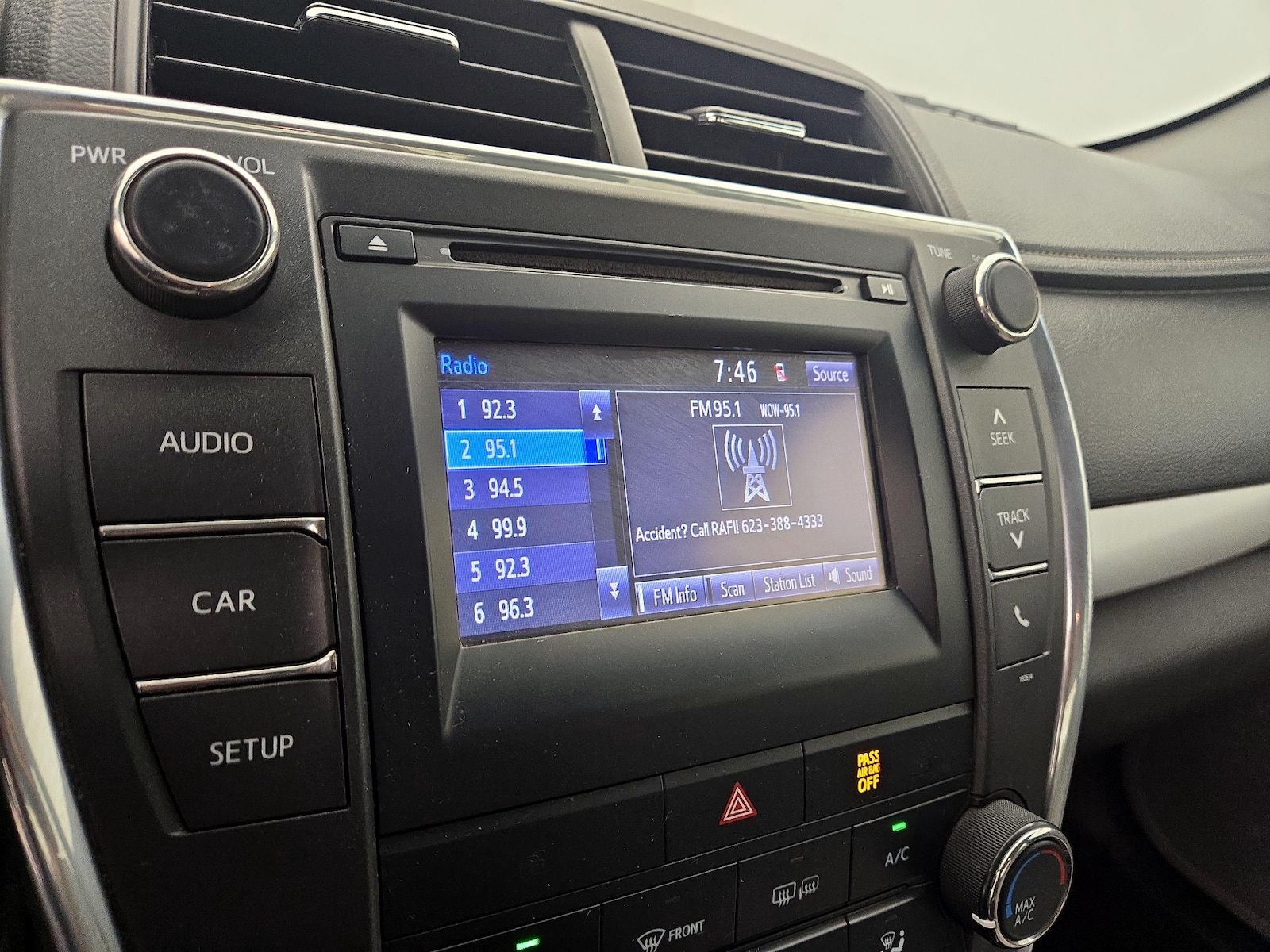 2017 Toyota Camry SE - Photo 16