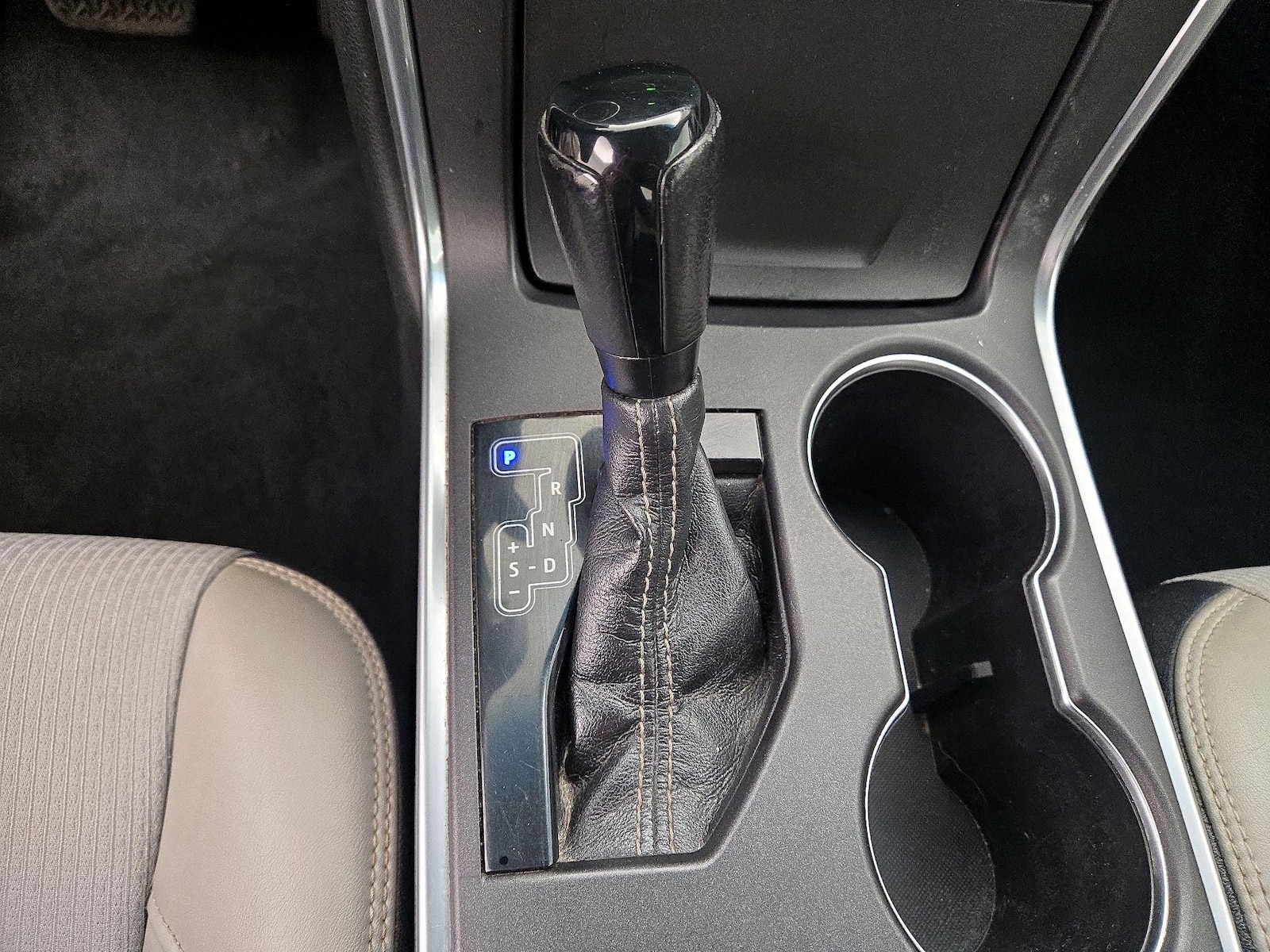 2017 Toyota Camry SE - Photo 18