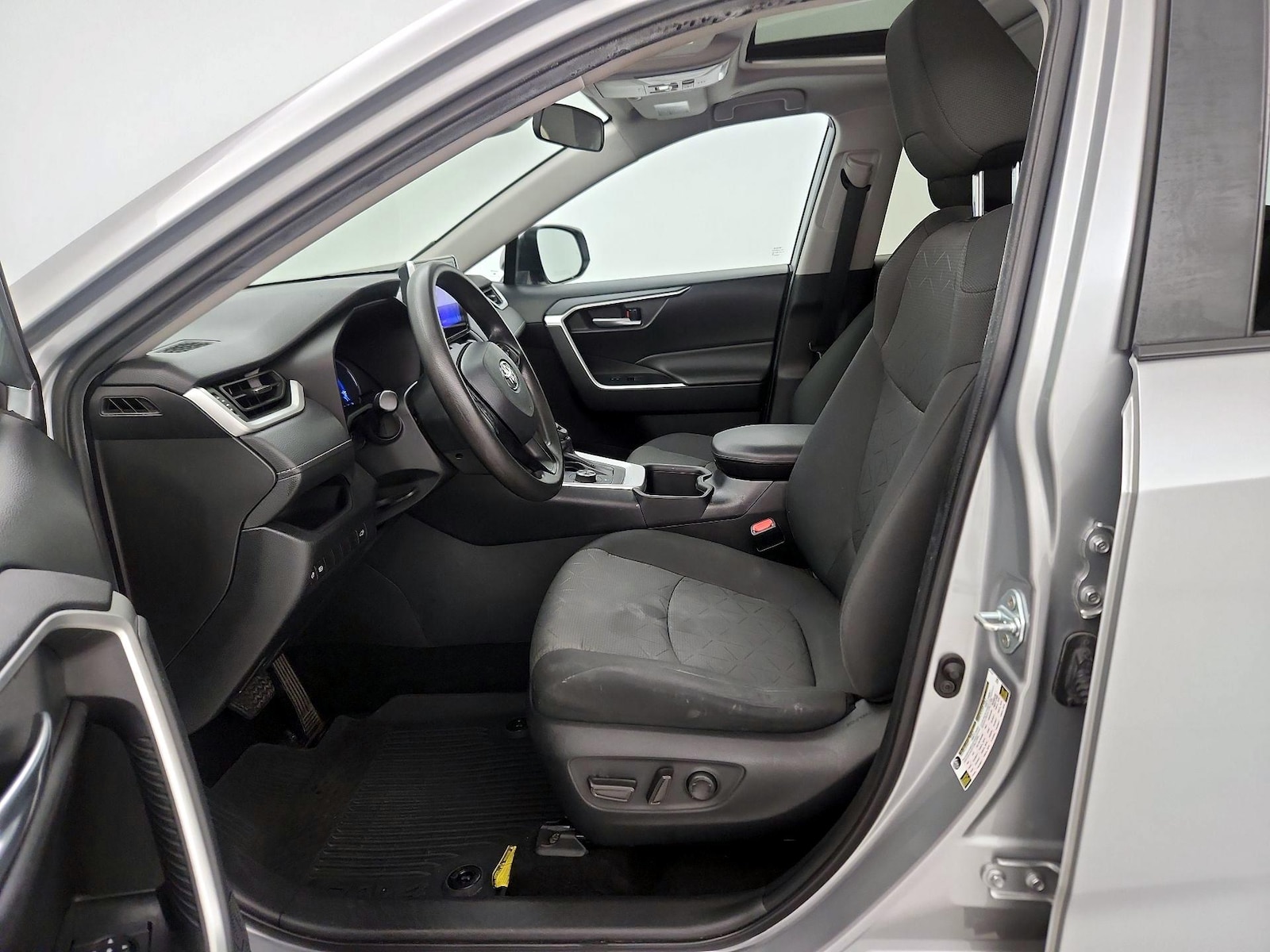 2024 Toyota RAV4 XLE - Photo 12