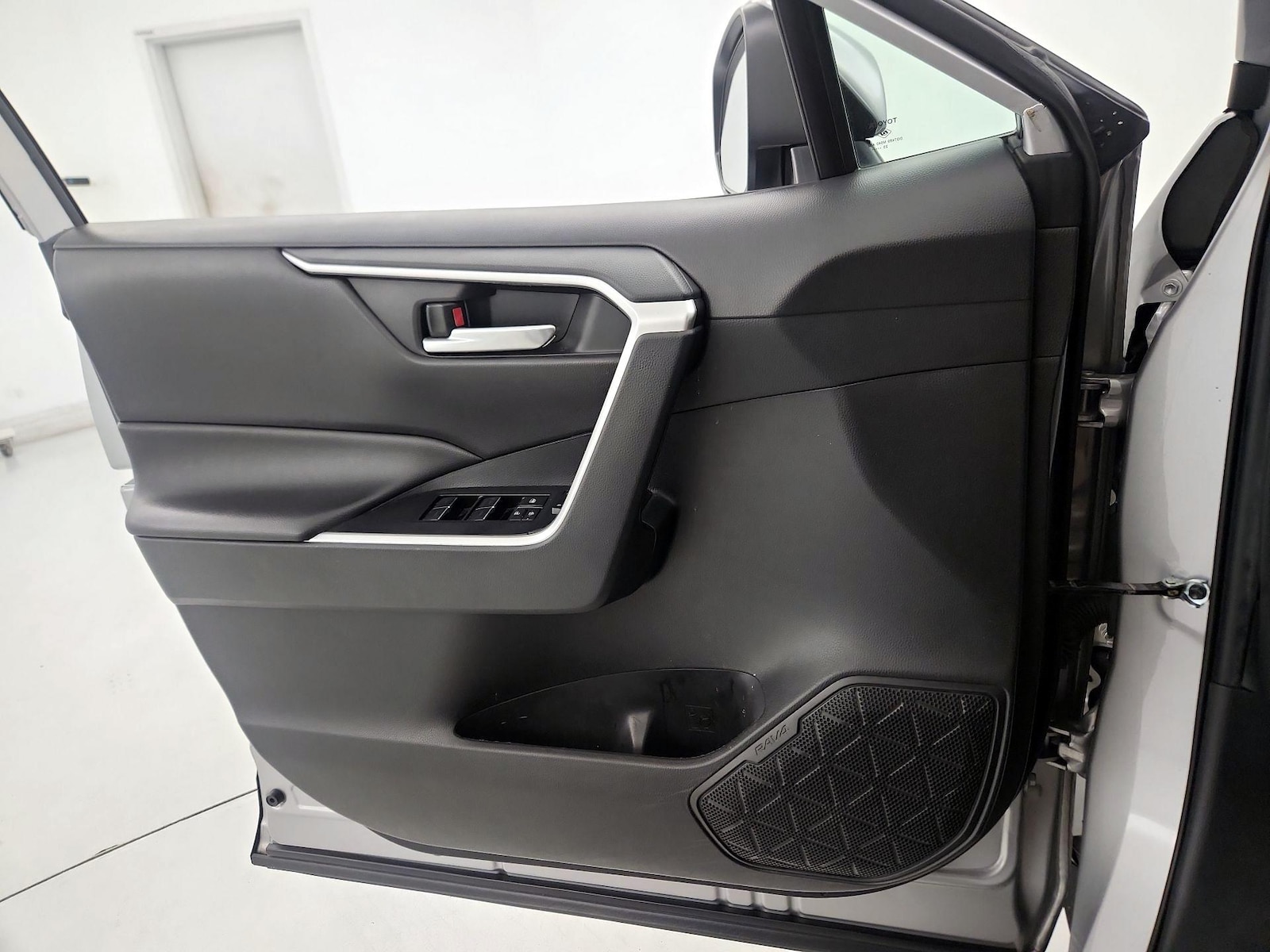 2024 Toyota RAV4 XLE - Photo 13
