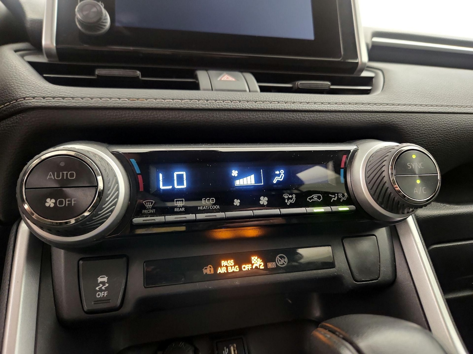 2024 Toyota RAV4 XLE - Photo 17