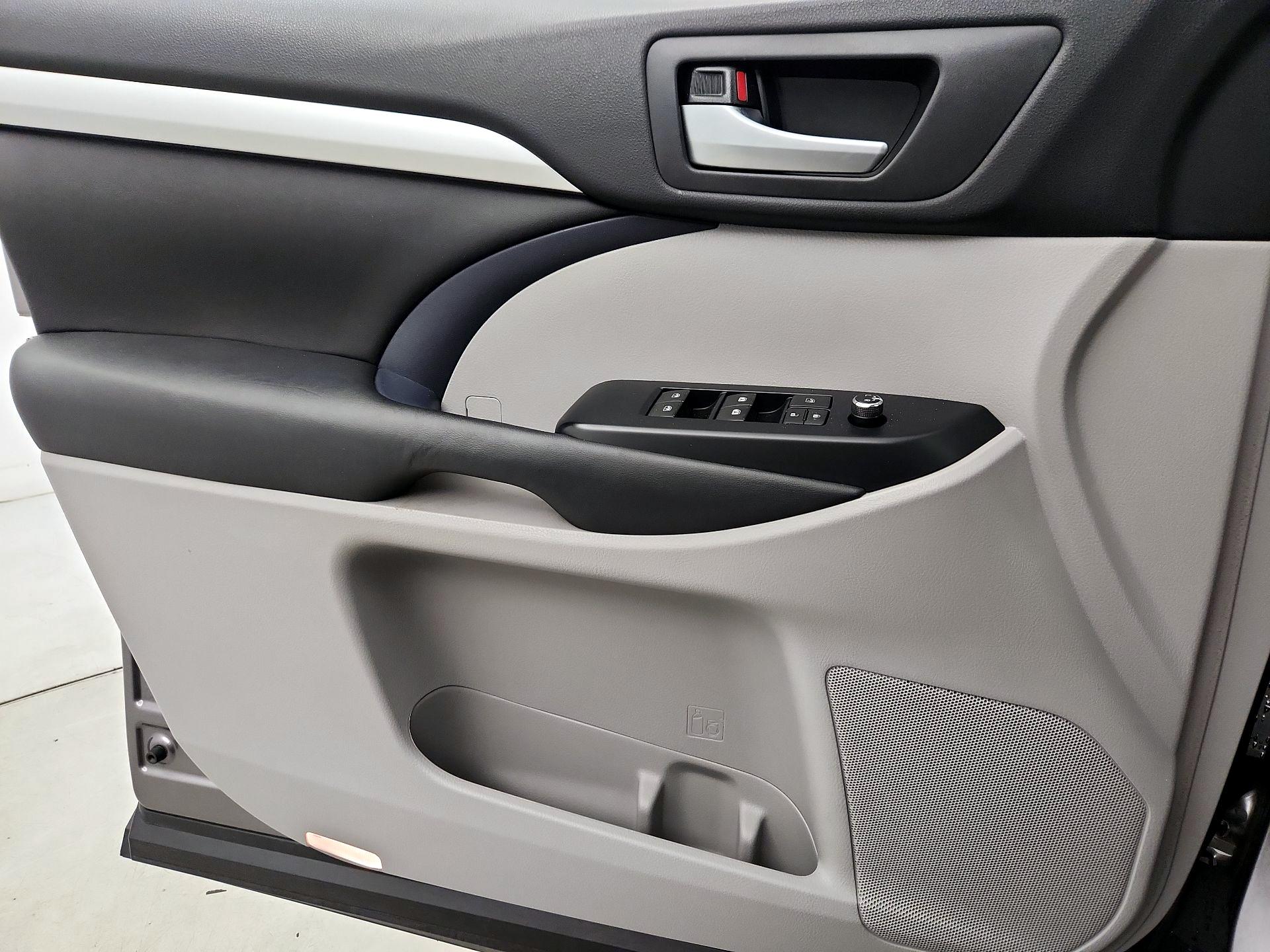 Thumbnail: 2015 Toyota Highlander - 12