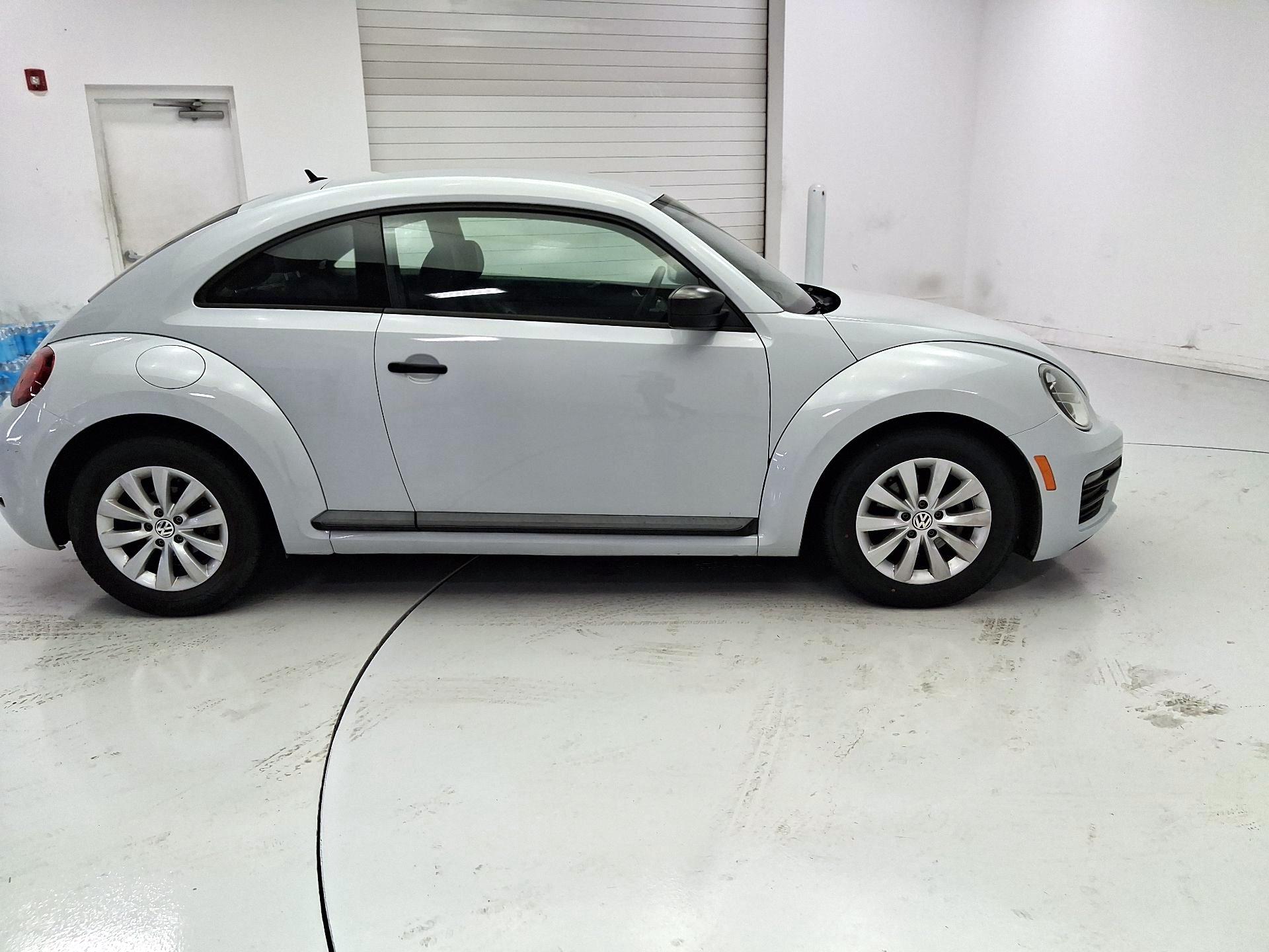 Thumbnail: 2017 Volkswagen Beetle - 4