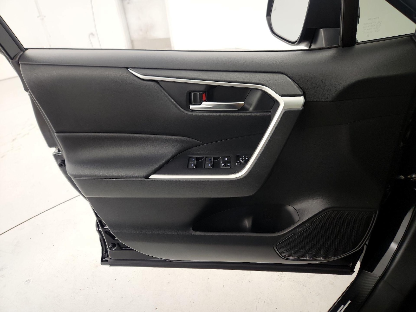 2022 Toyota RAV4 SE - Photo 13