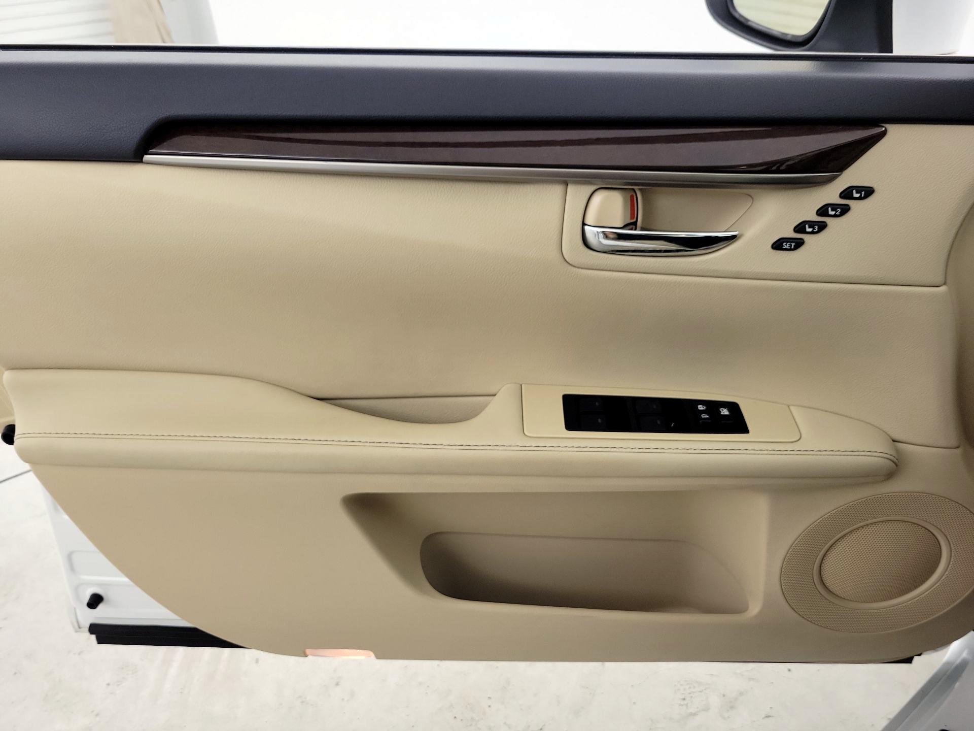 Thumbnail: 2014 Lexus ES - 12