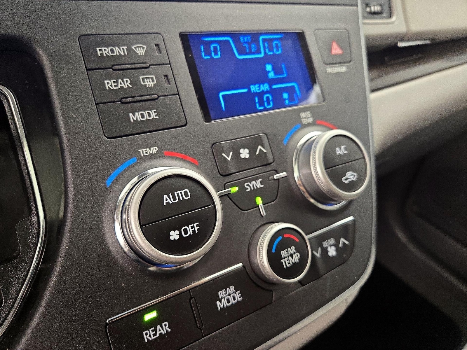 2019 Toyota Sienna XLE - Photo 18