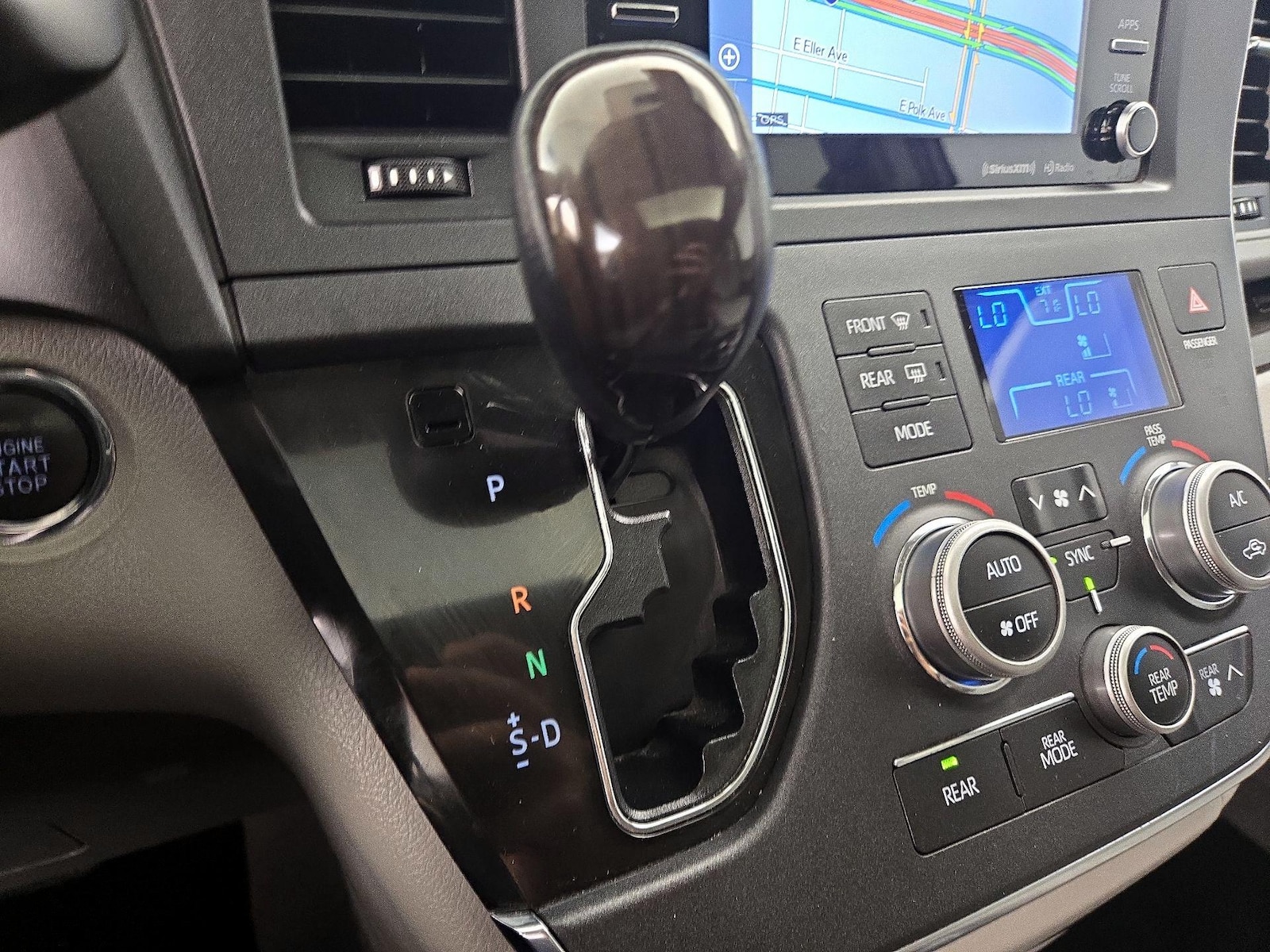 2019 Toyota Sienna XLE - Photo 19