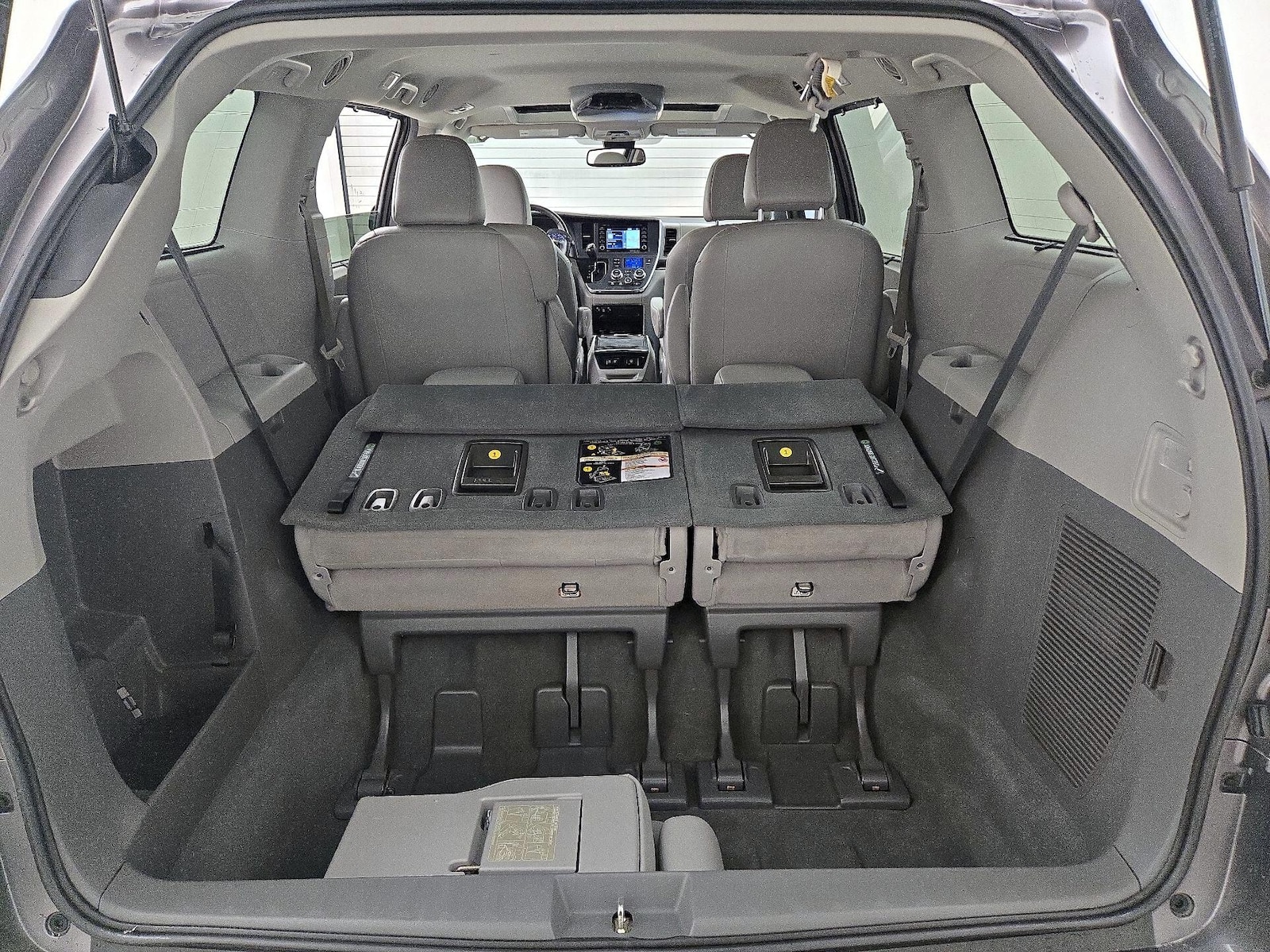 2019 Toyota Sienna XLE - Photo 25