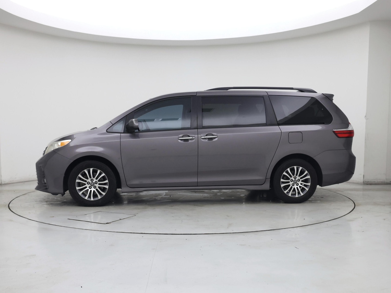 2019 Toyota Sienna XLE - Photo 4