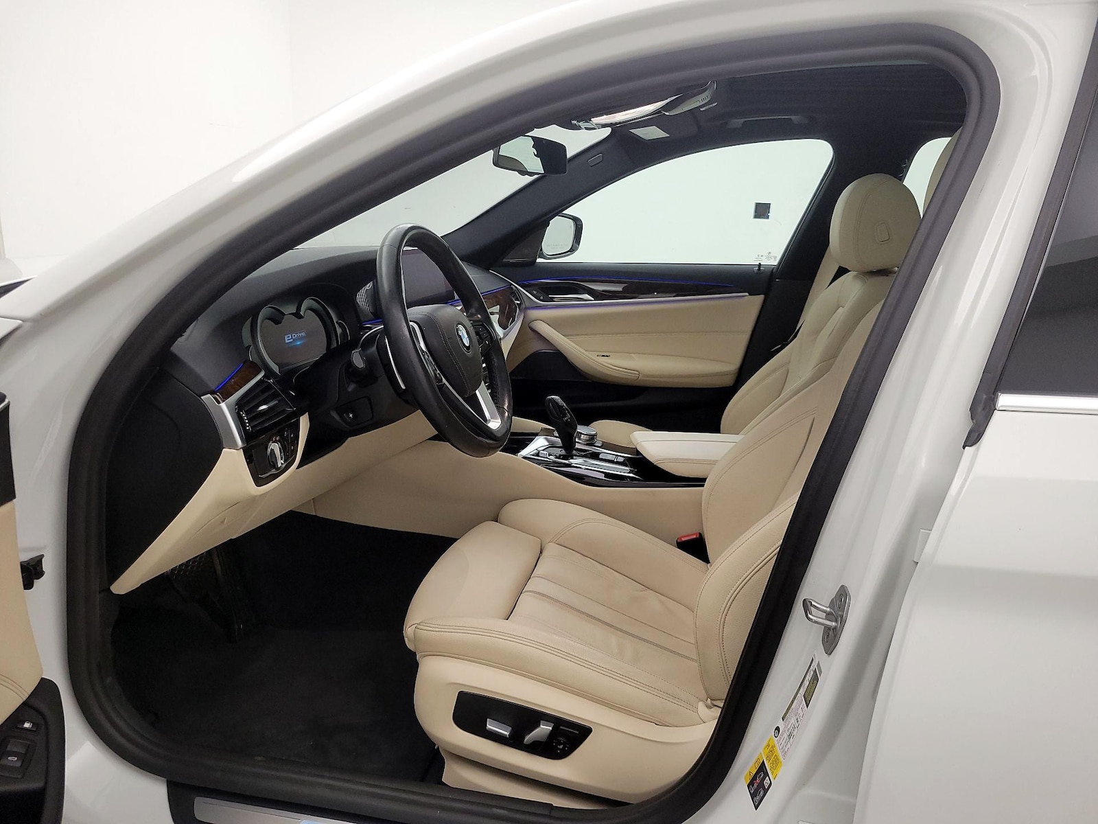 2019 BMW 5 Series 530e - Photo 12