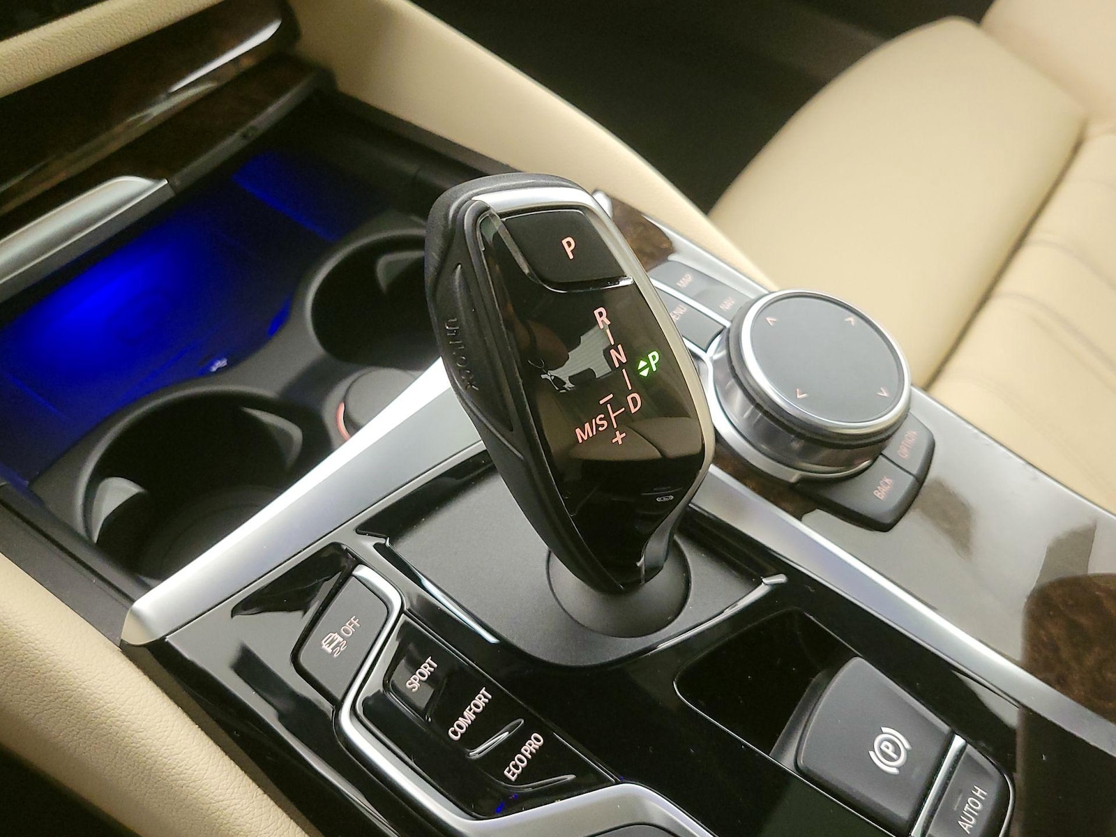 2019 BMW 5 Series 530e - Photo 19