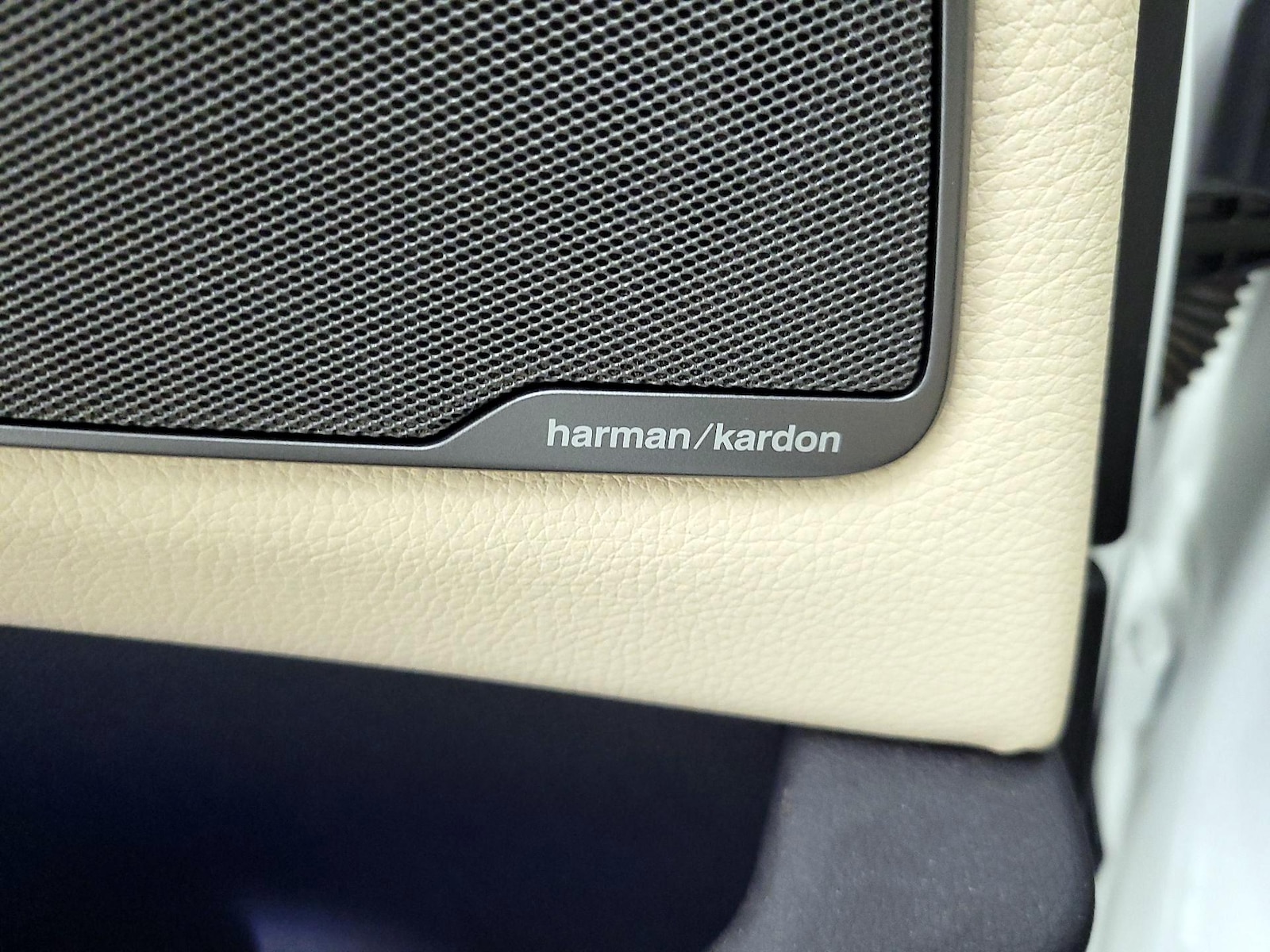 2019 BMW 5 Series 530e - Photo 25