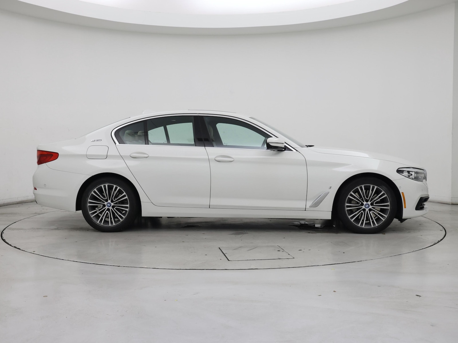 2019 BMW 5 Series 530e - Photo 8