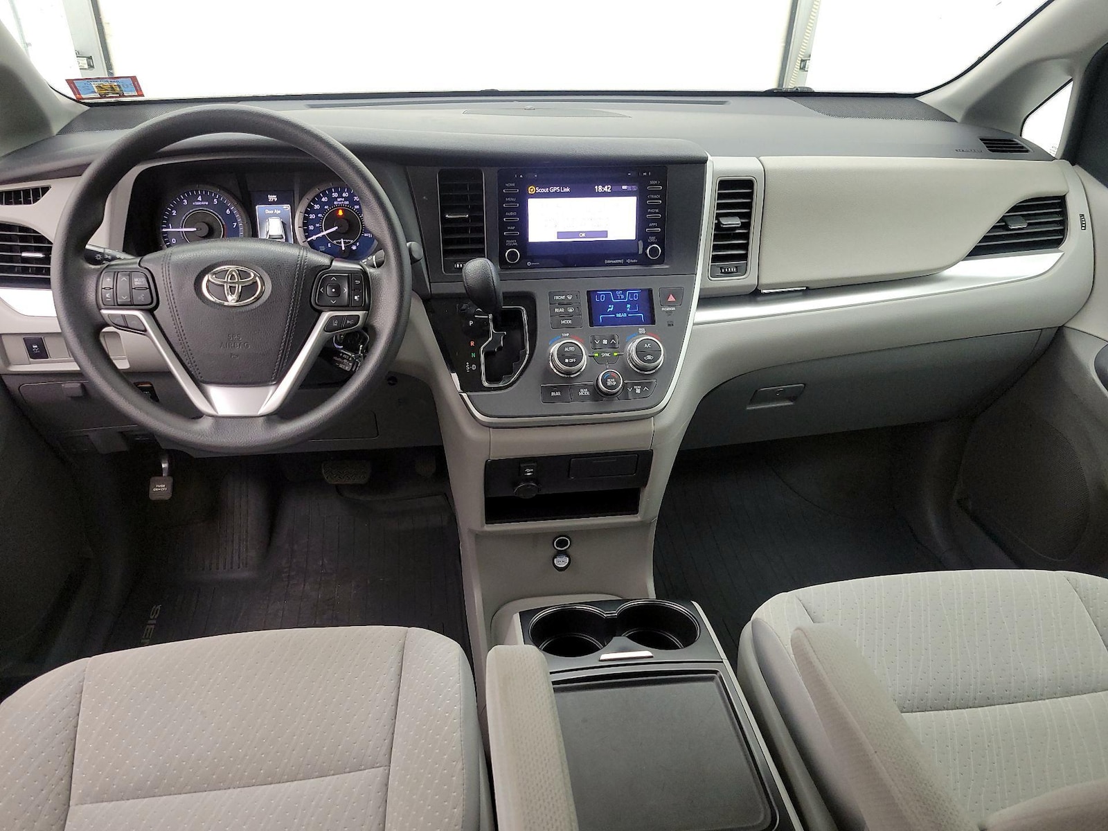 2020 Toyota Sienna LE - Photo 10