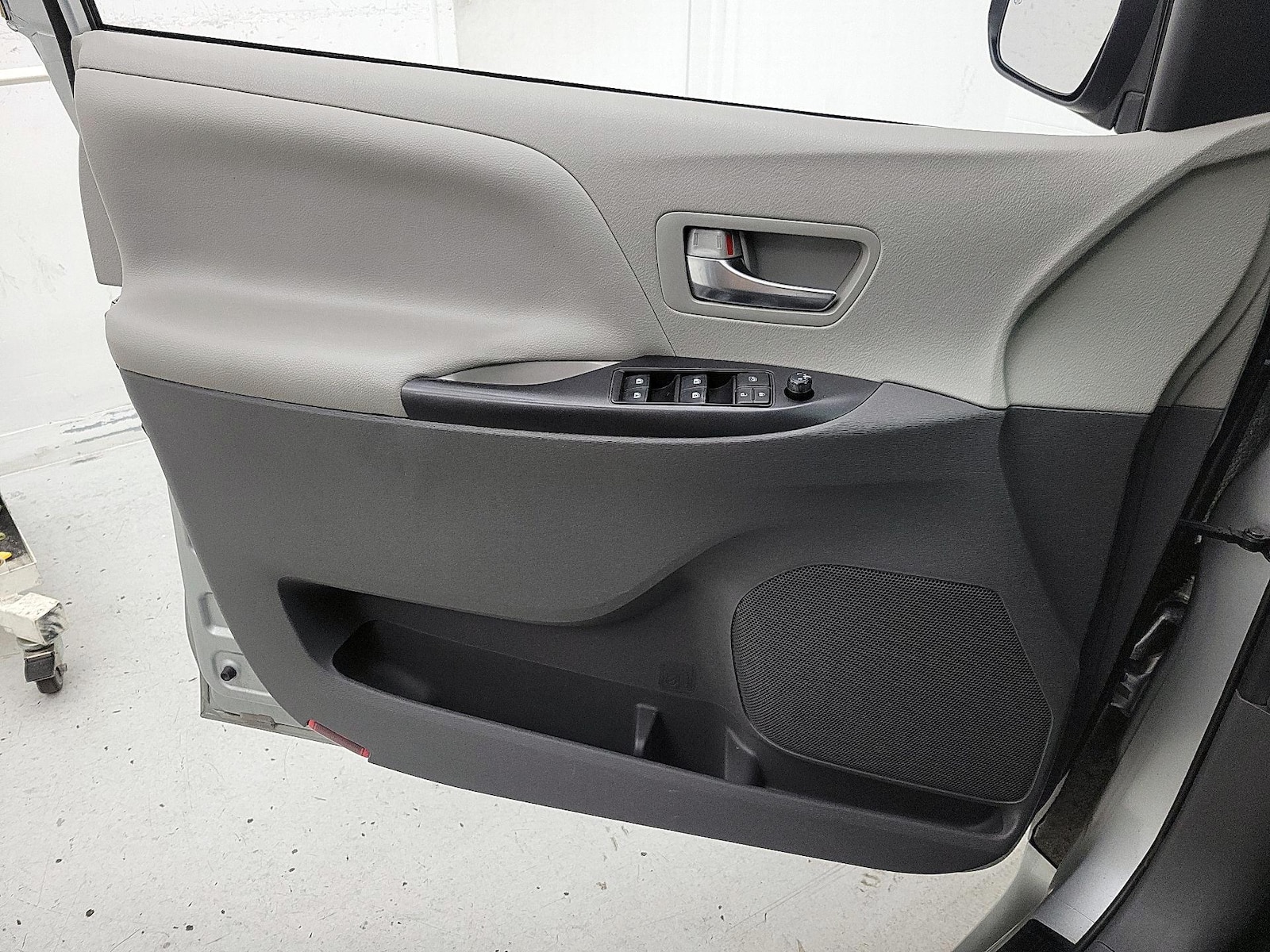 2020 Toyota Sienna LE - Photo 13