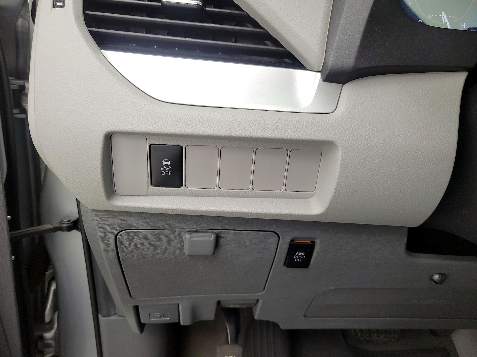2020 Toyota Sienna LE - Photo 14