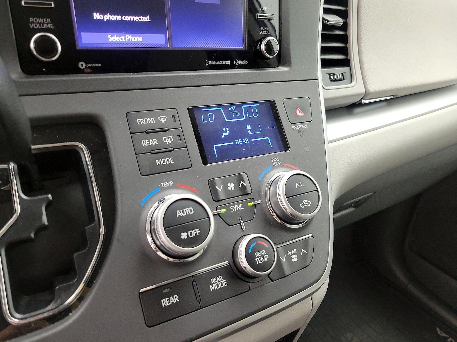 2020 Toyota Sienna LE - Photo 18