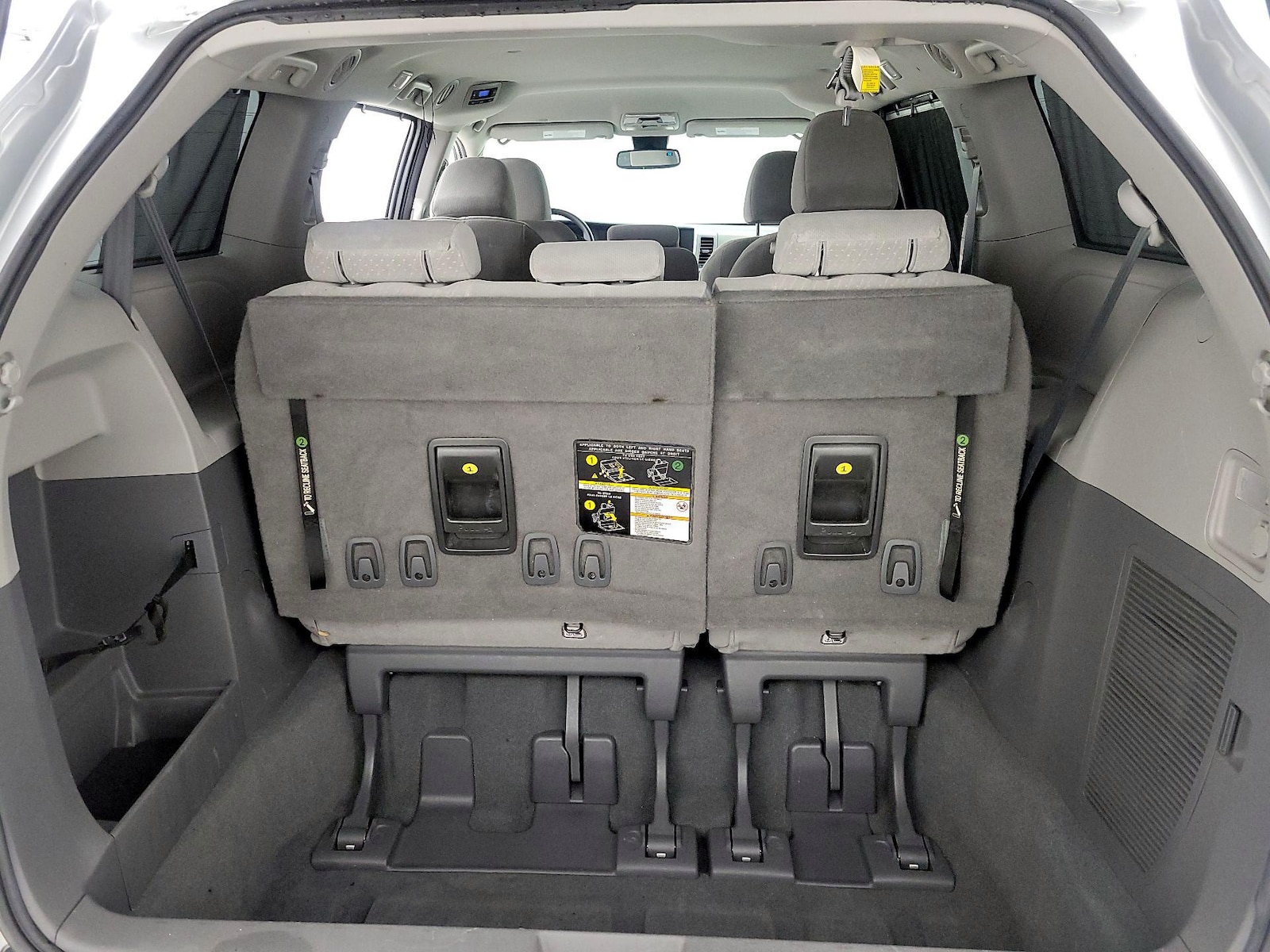2020 Toyota Sienna LE - Photo 23