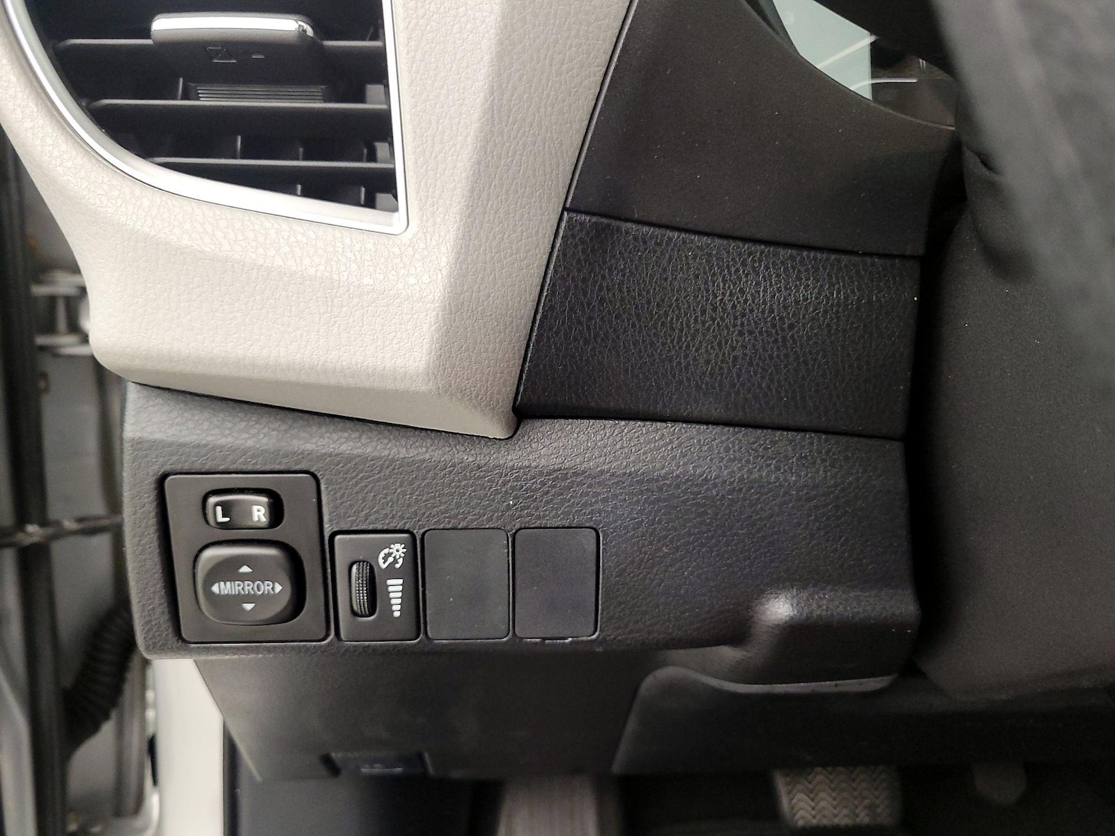 2015 Toyota Corolla LE - Photo 14