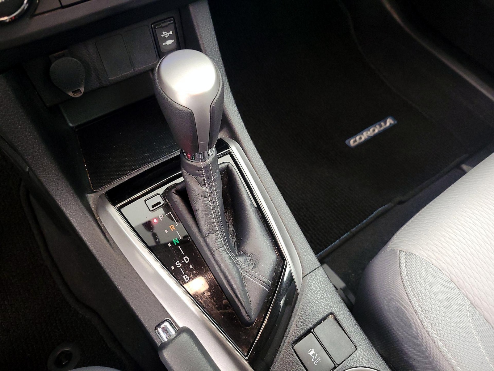 2015 Toyota Corolla LE - Photo 18