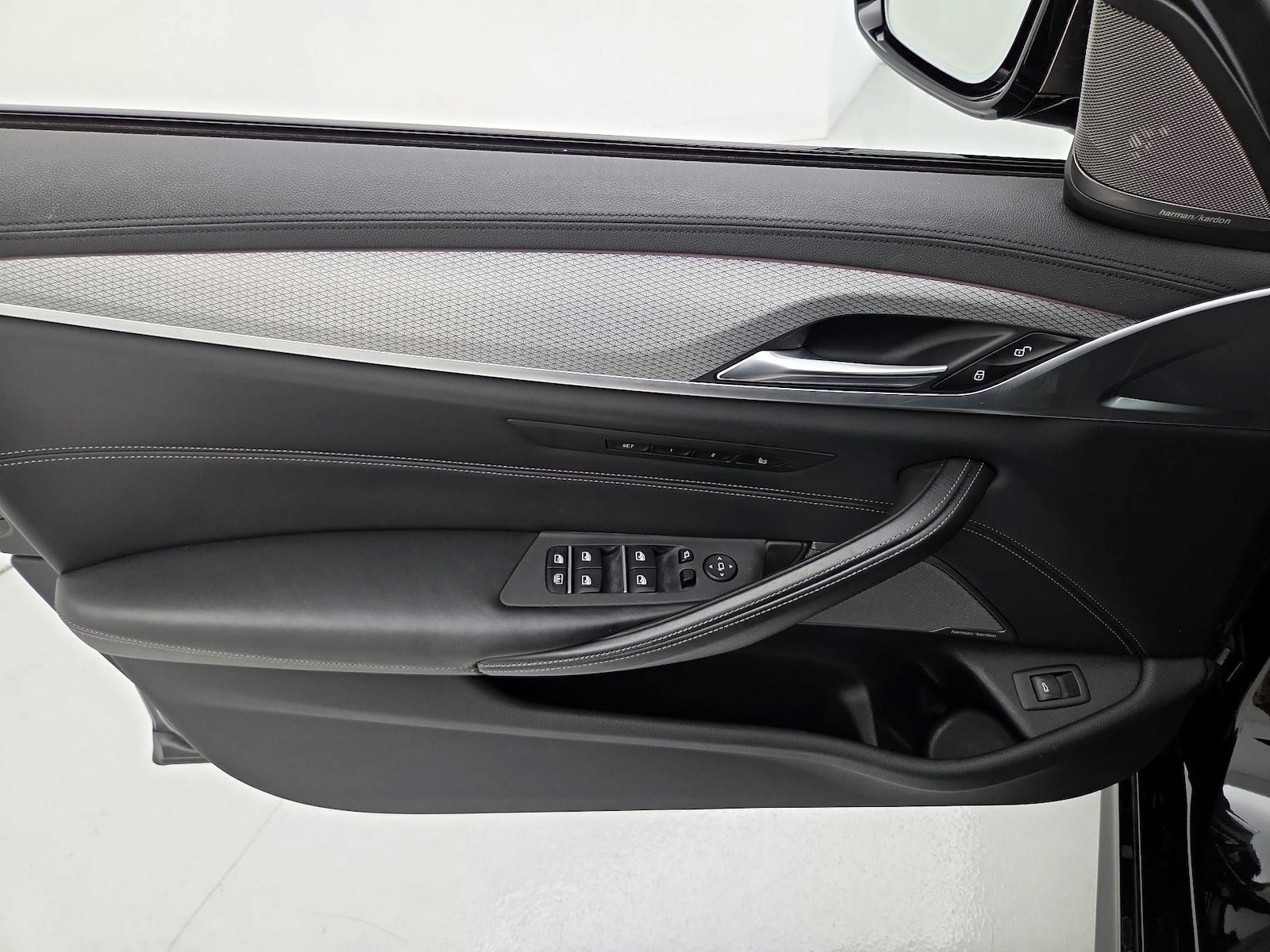 2019 BMW 5 Series M550i - Photo 13