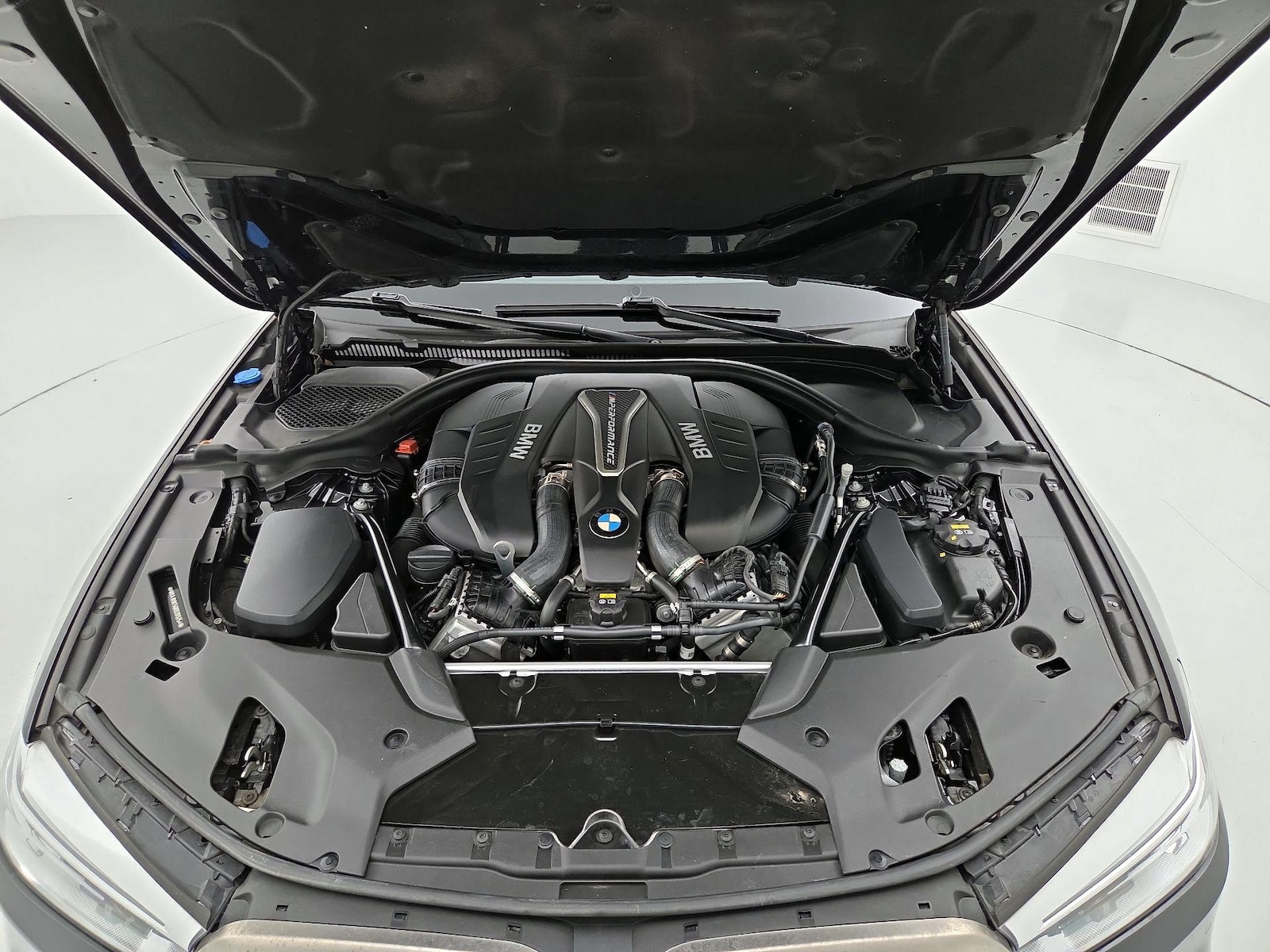 2019 BMW 5 Series M550i - Photo 25