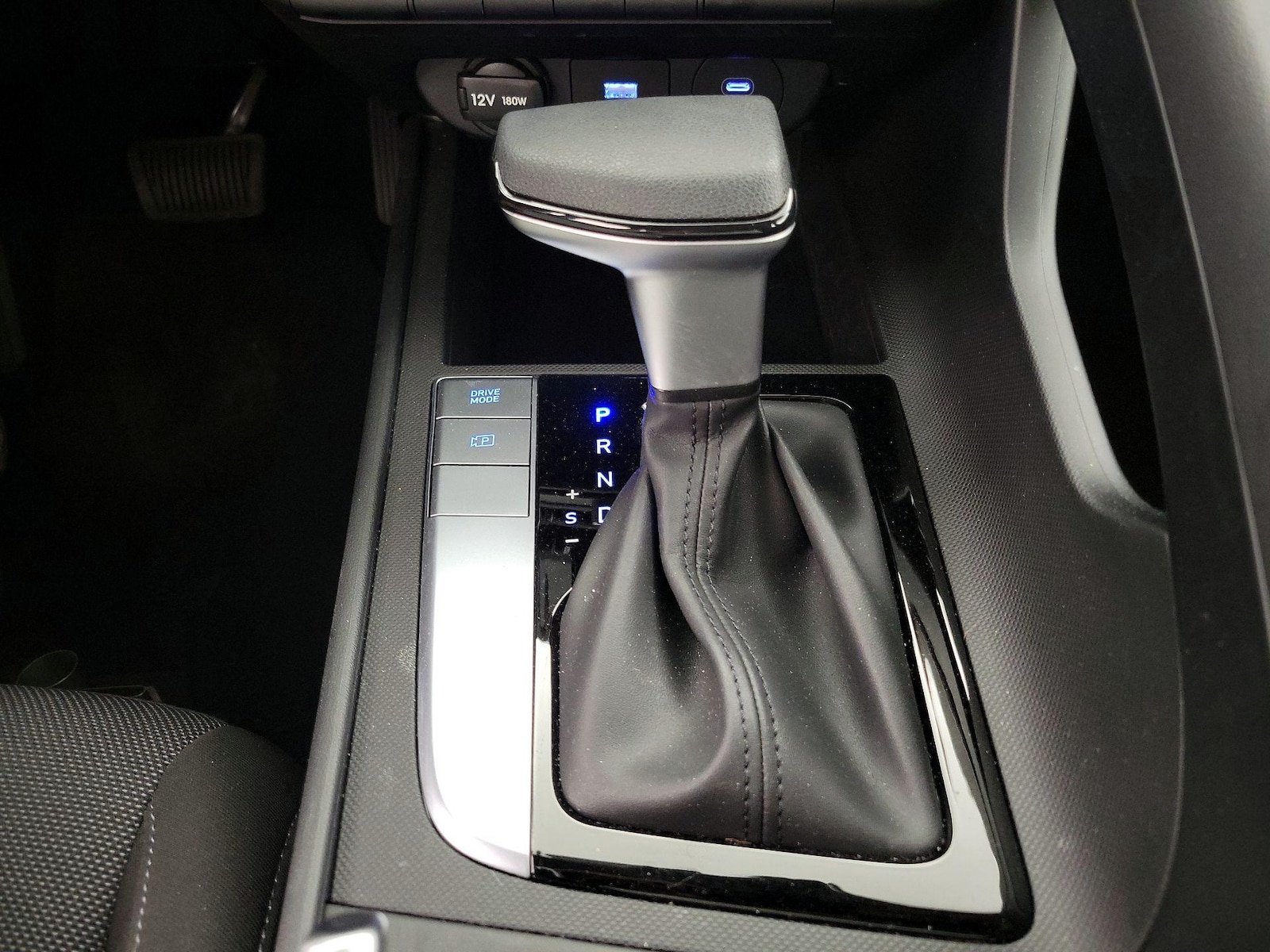 2025 Hyundai Elantra SE - Photo 18