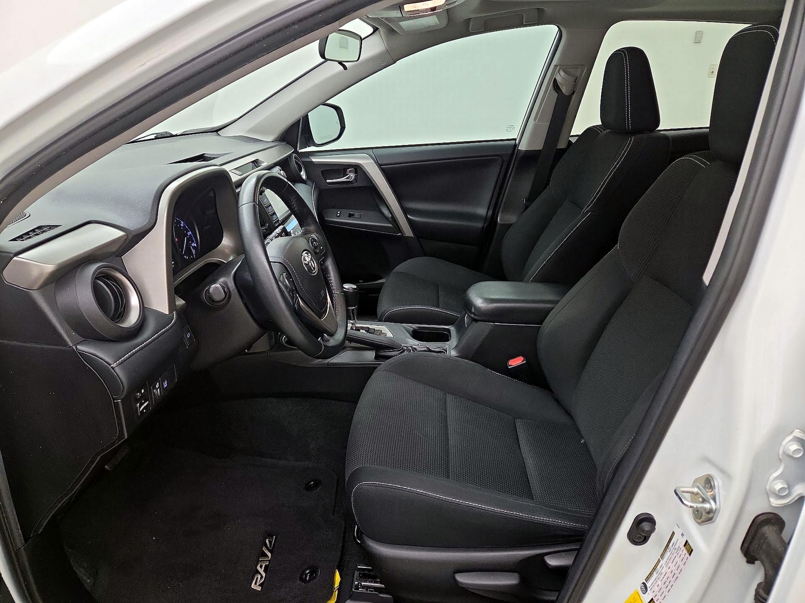 2018 Toyota RAV4 XLE - Photo 12