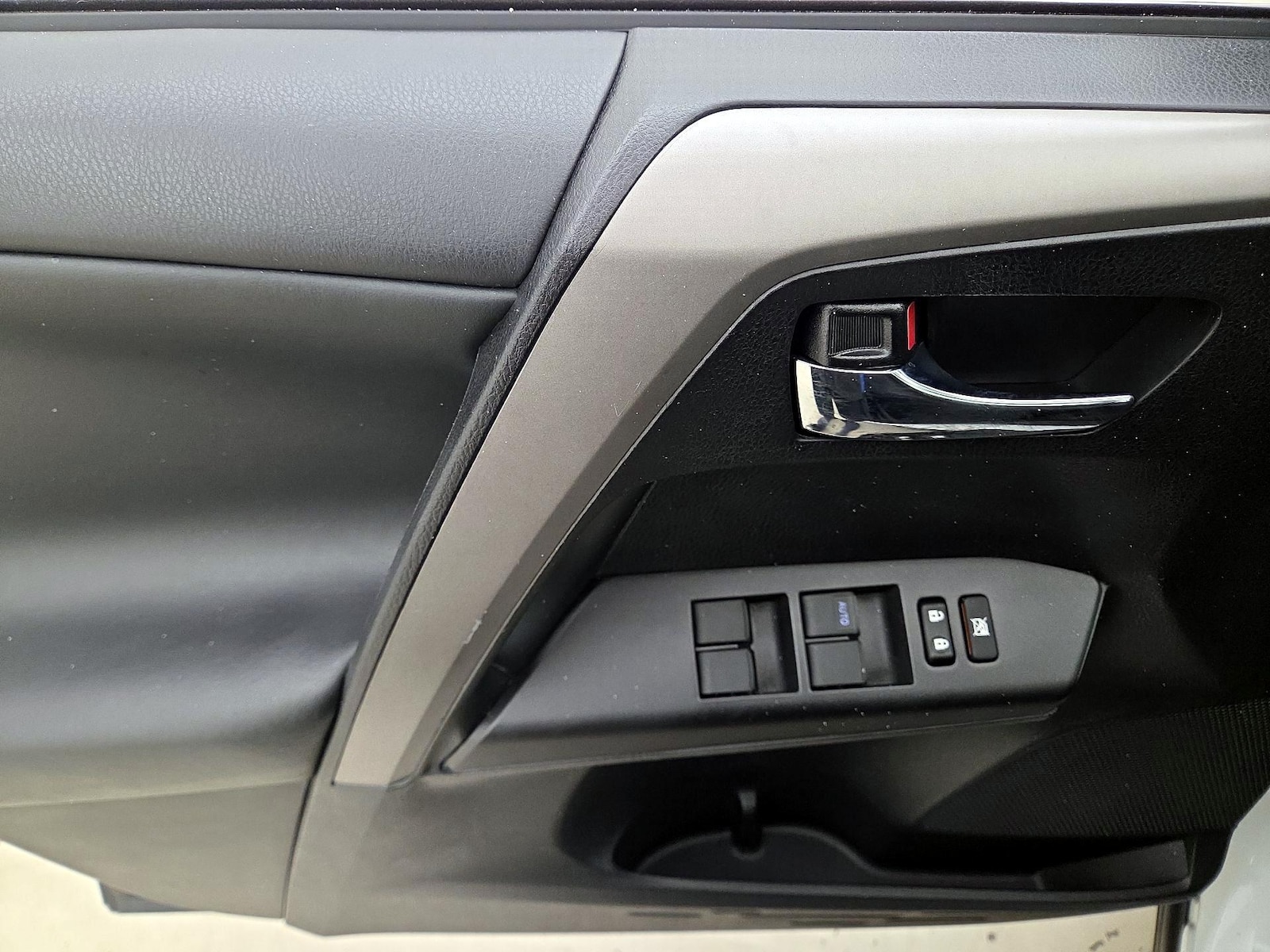 2018 Toyota RAV4 XLE - Photo 13