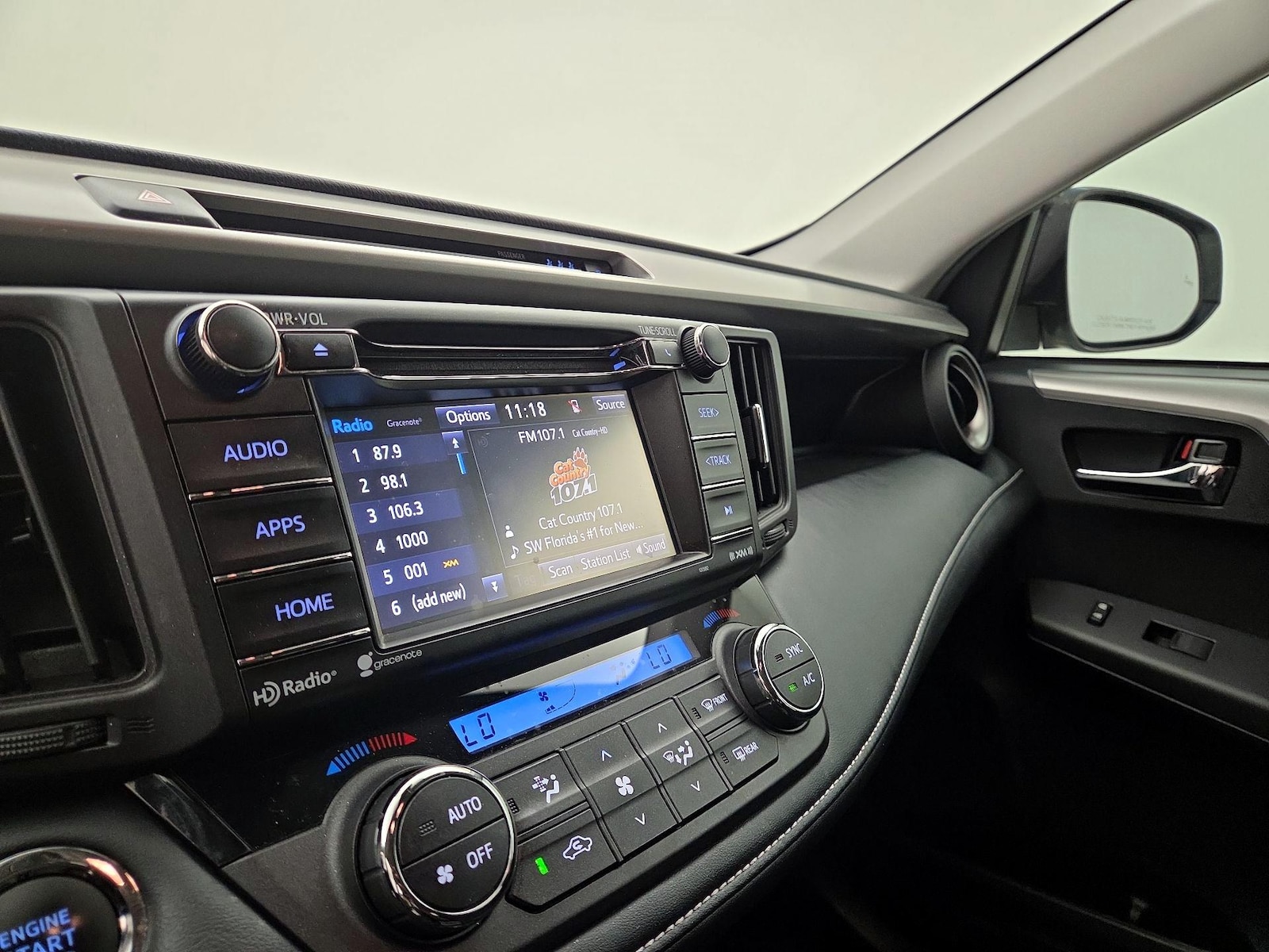 2018 Toyota RAV4 XLE - Photo 16