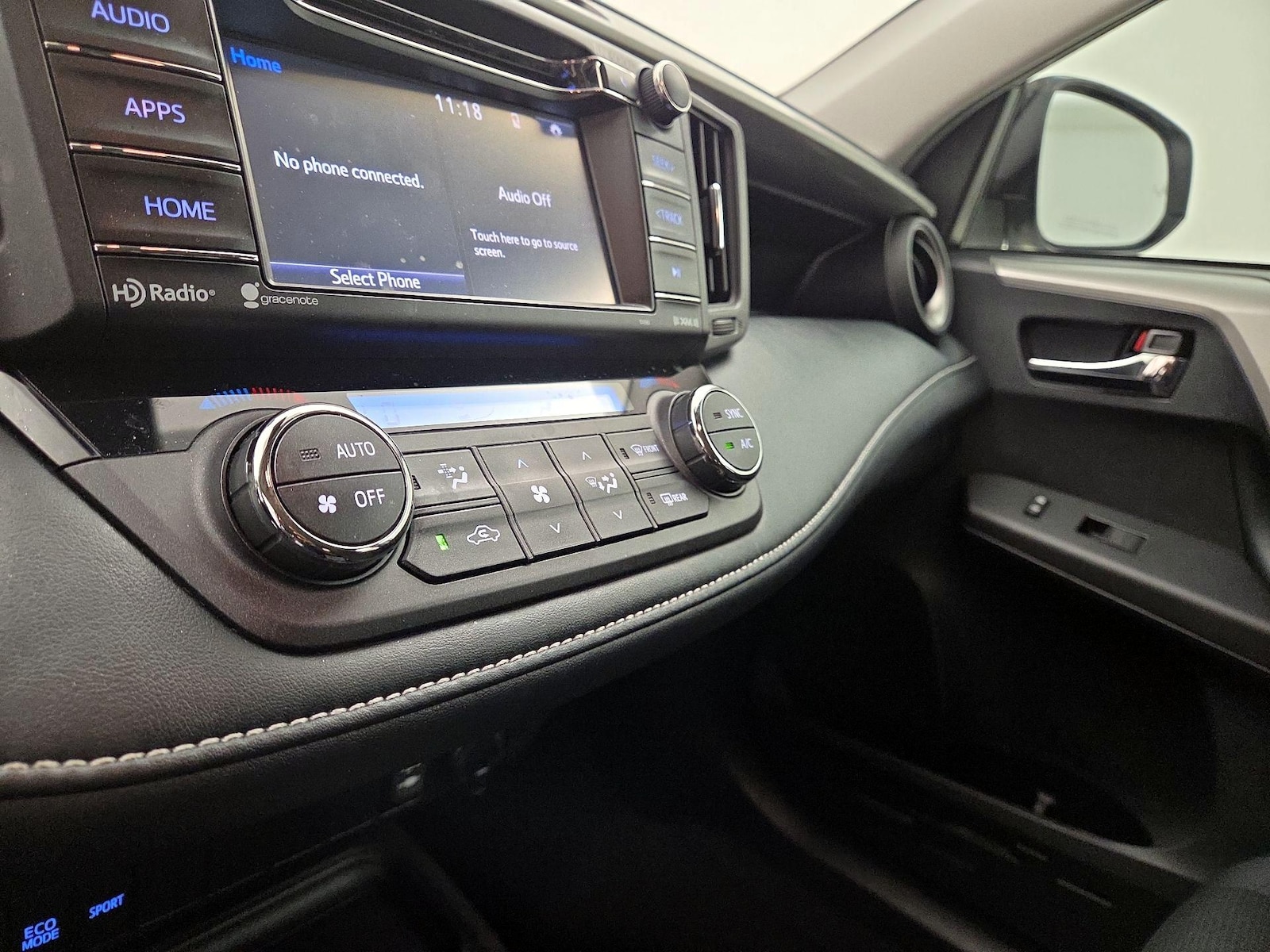 2018 Toyota RAV4 XLE - Photo 17