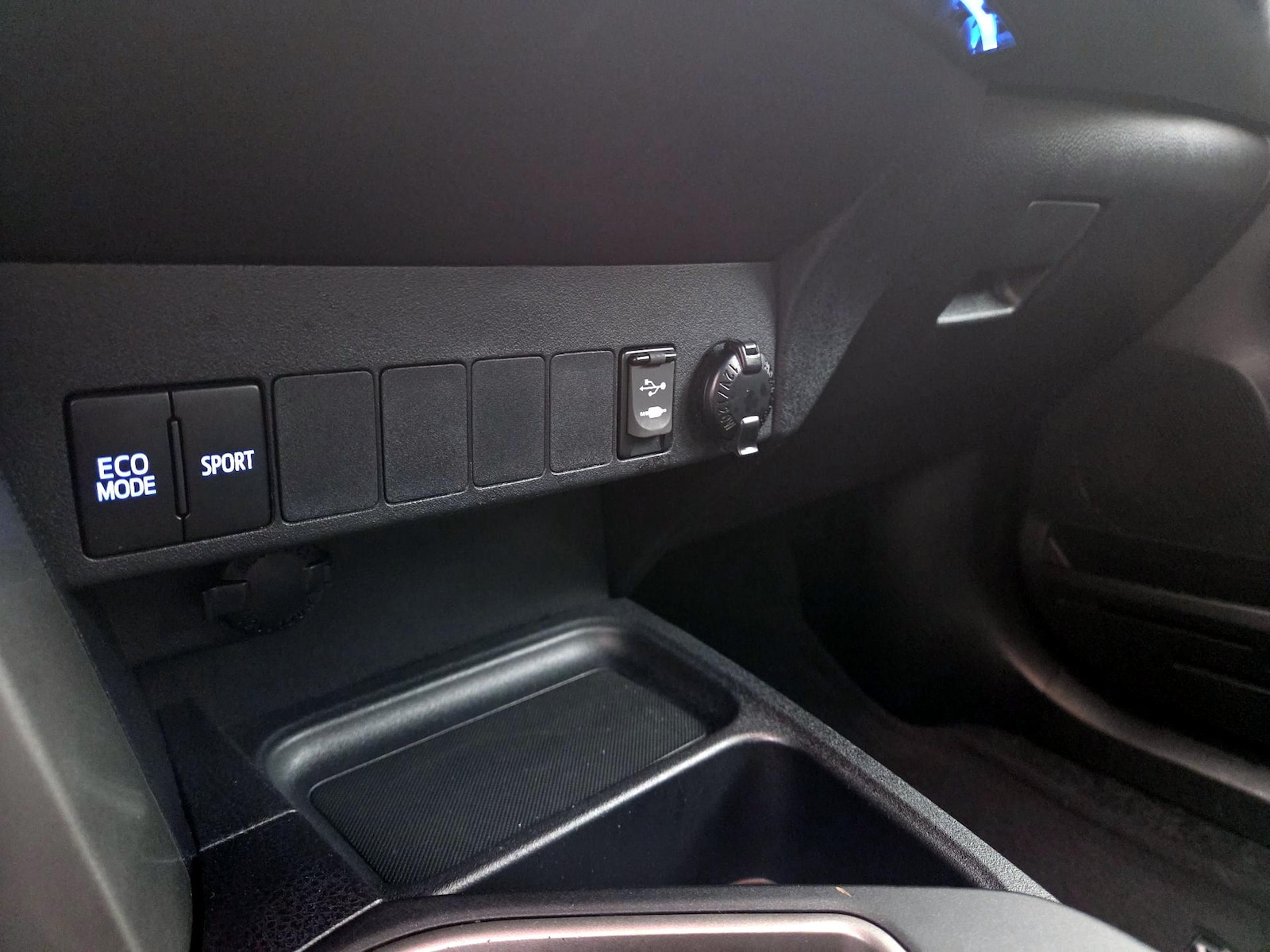 2018 Toyota RAV4 XLE - Photo 19