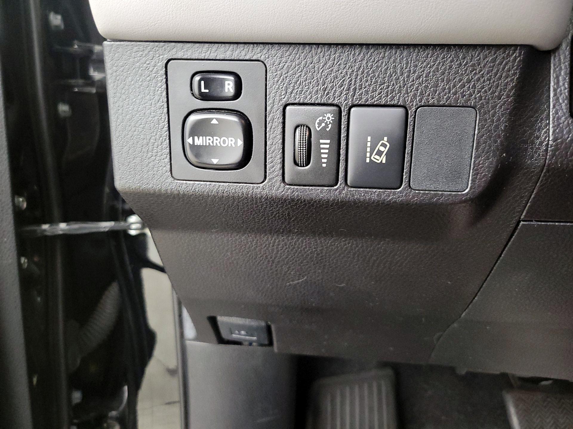 Thumbnail: 2018 Toyota RAV4 - 13