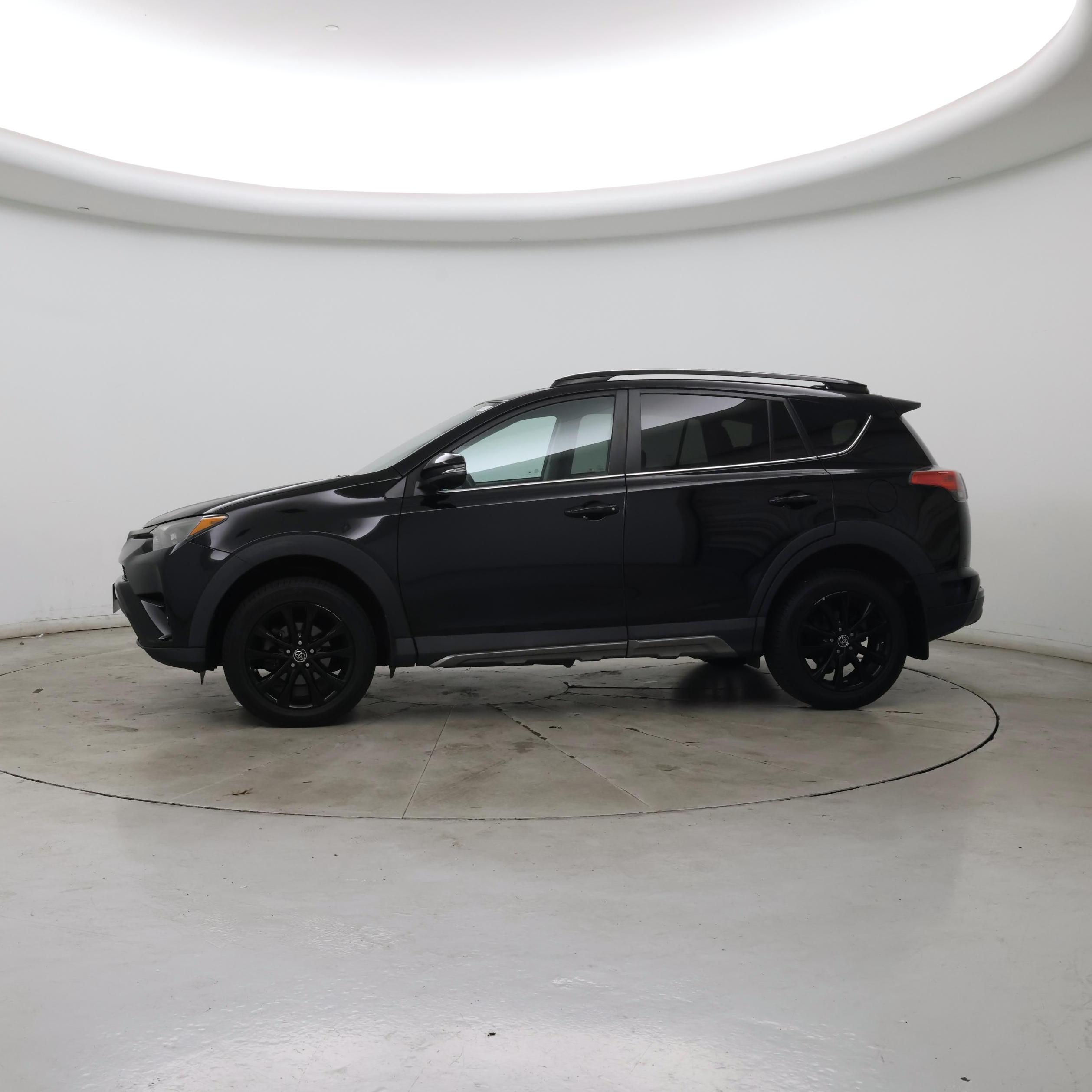 Thumbnail: 2018 Toyota RAV4 - 3