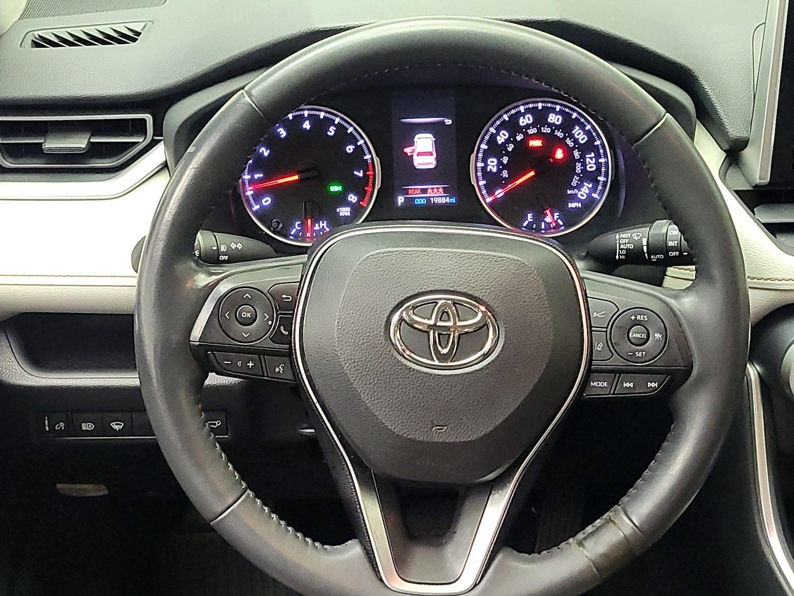 2020 Toyota RAV4 XLE - Photo 11