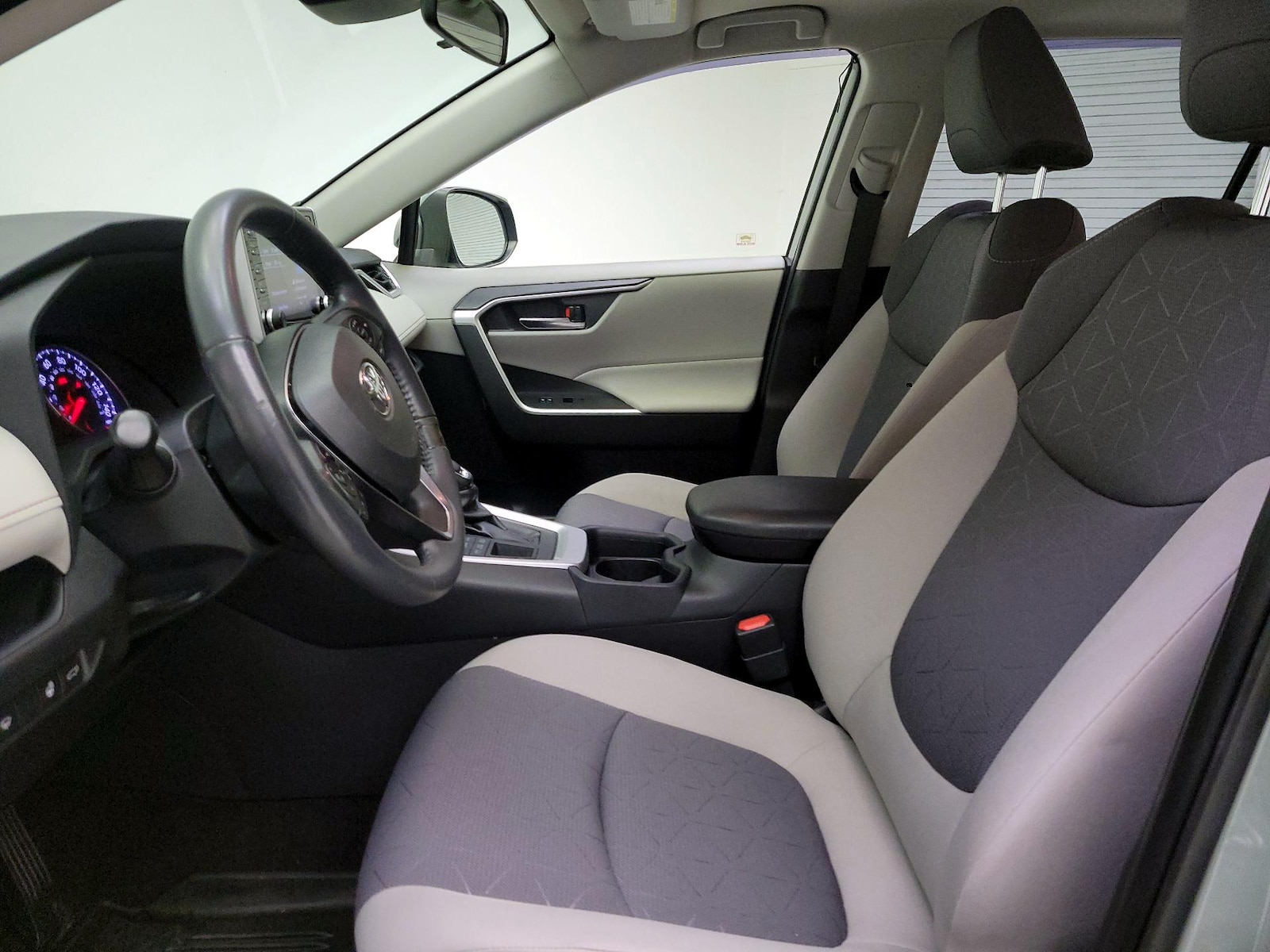 2020 Toyota RAV4 XLE - Photo 12