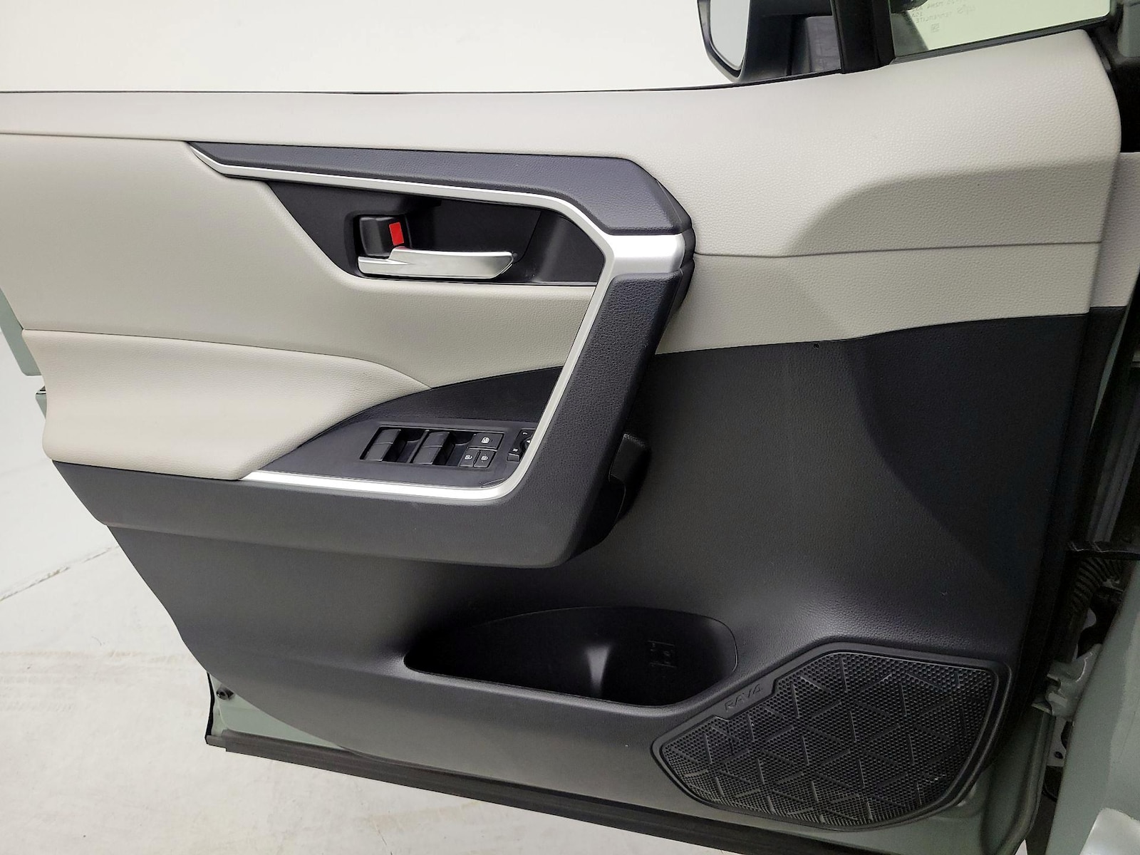 2020 Toyota RAV4 XLE - Photo 13