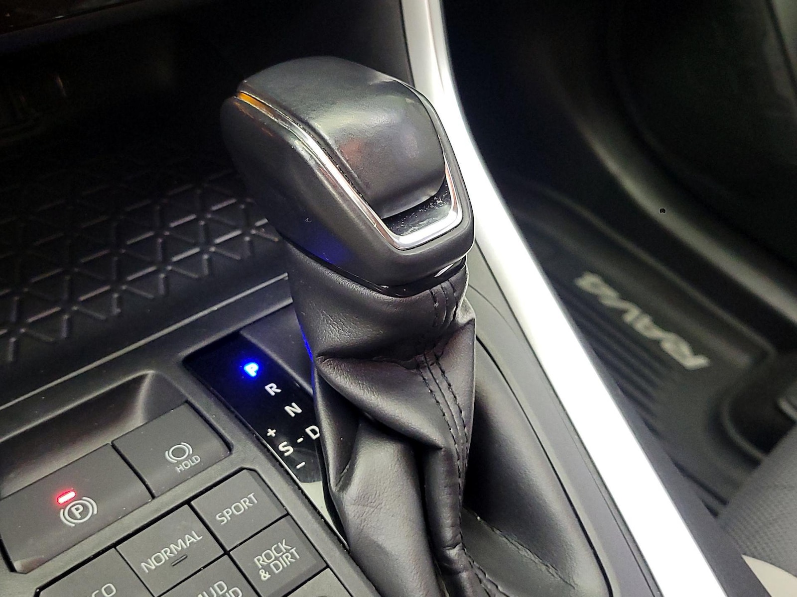 2020 Toyota RAV4 XLE - Photo 18