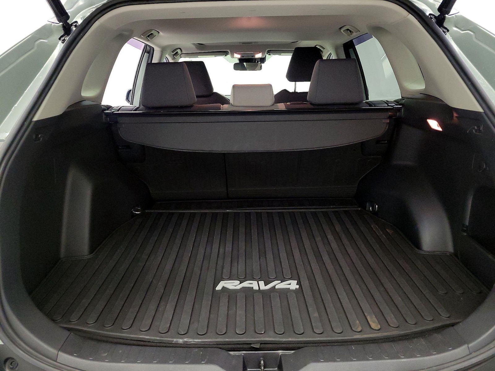 2020 Toyota RAV4 XLE - Photo 22