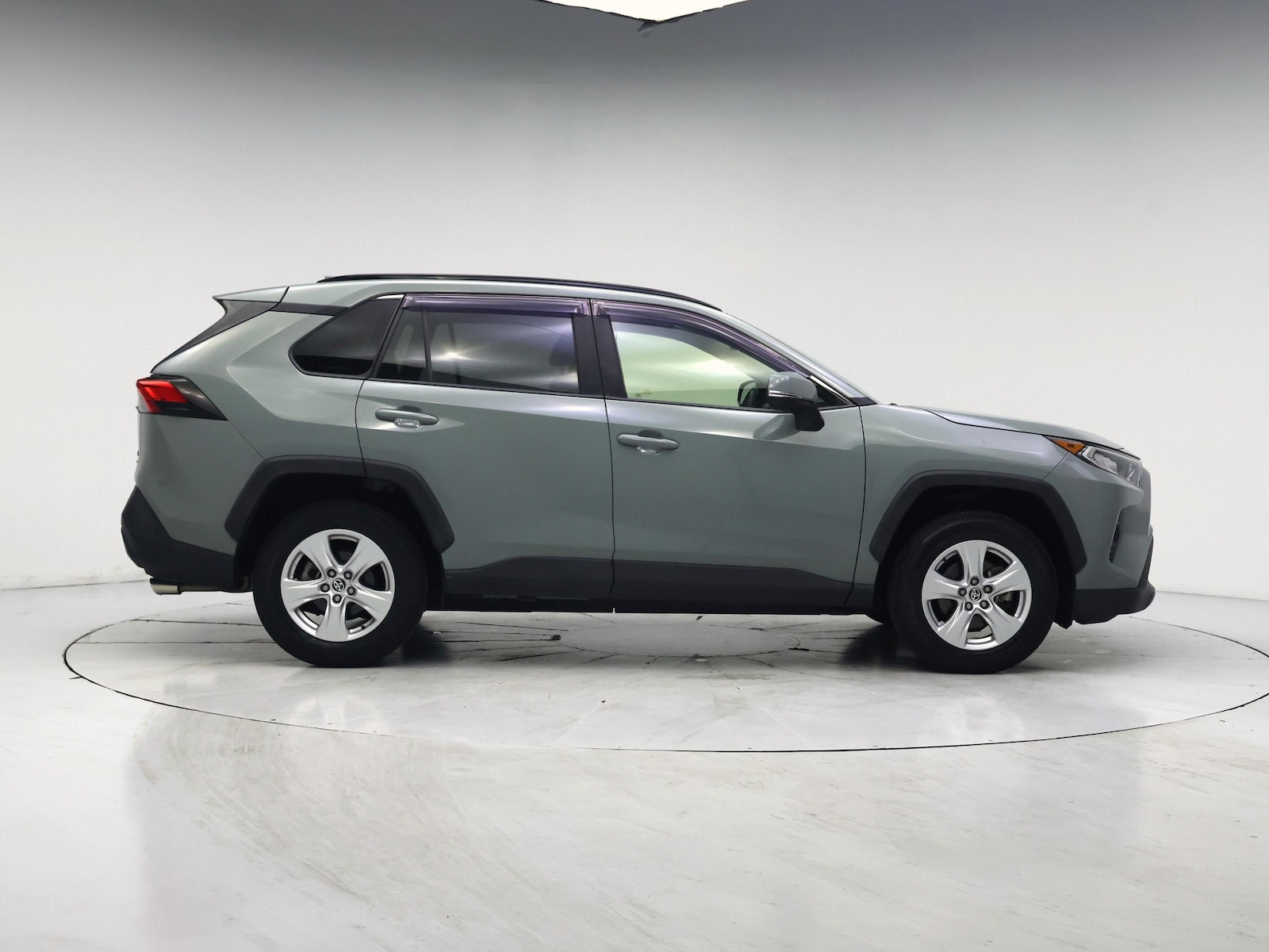 2020 Toyota RAV4 XLE - Photo 8