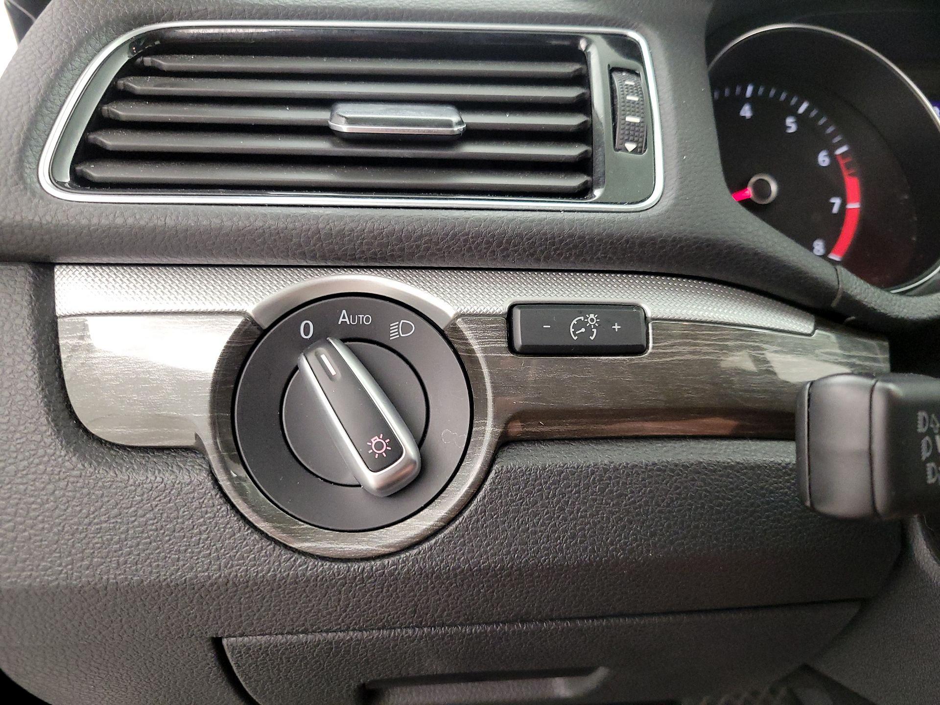 Thumbnail: 2016 Volkswagen Passat - 13