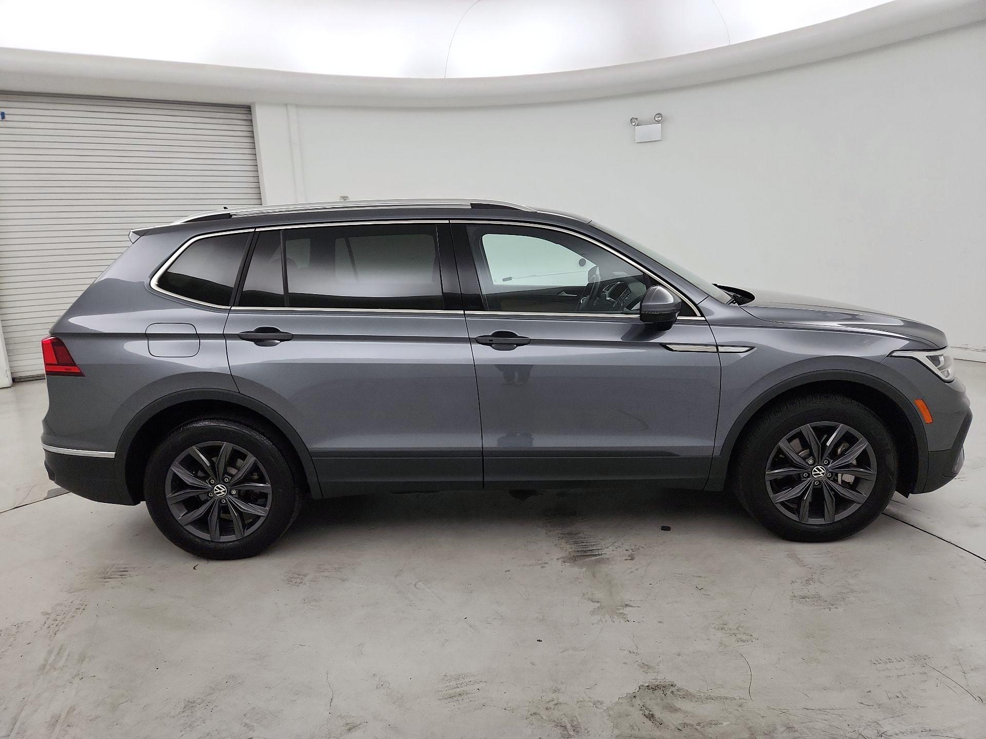 Thumbnail: 2022 Volkswagen Tiguan - 4