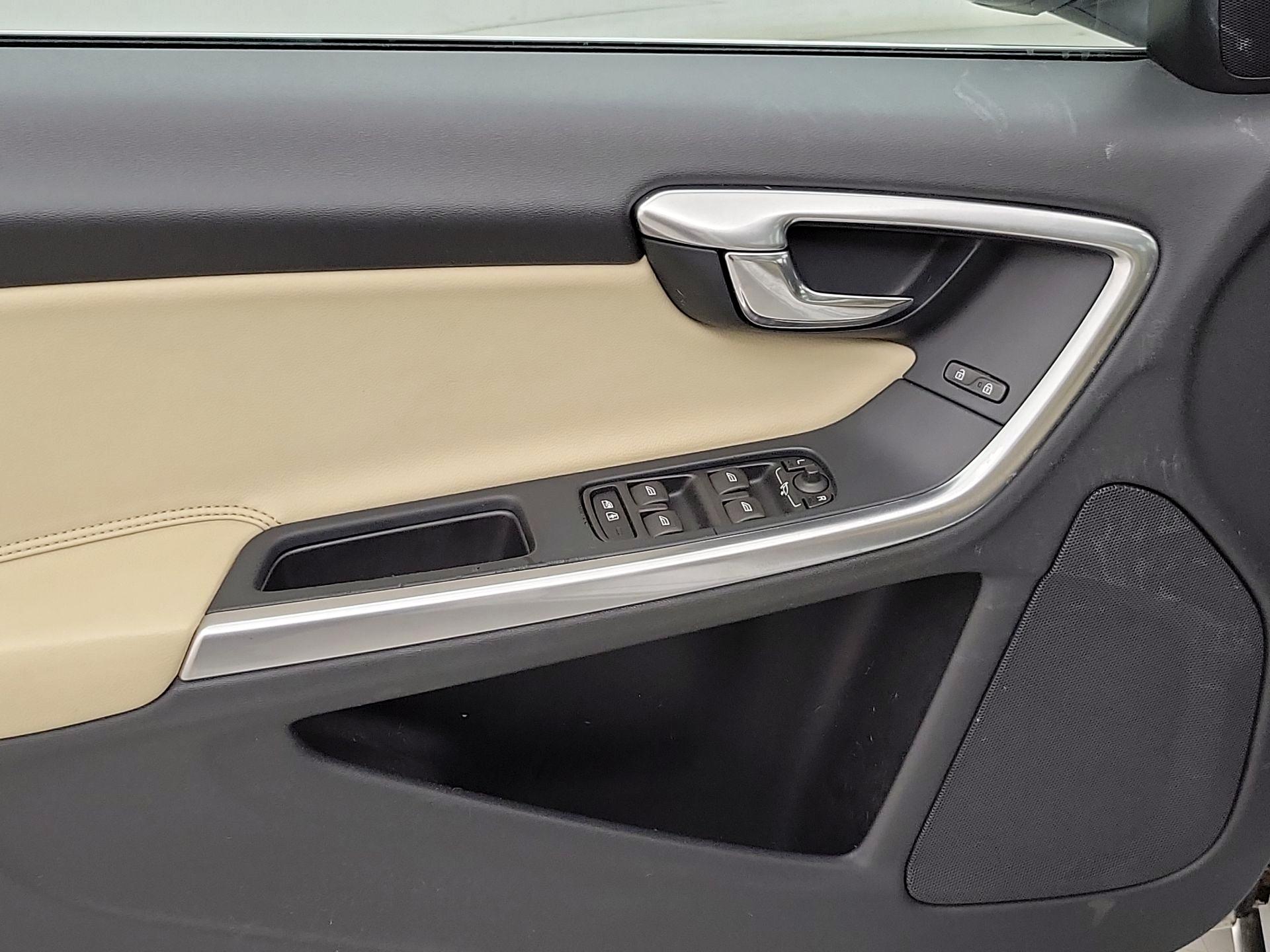 Thumbnail: 2017 Volvo V60 - 12