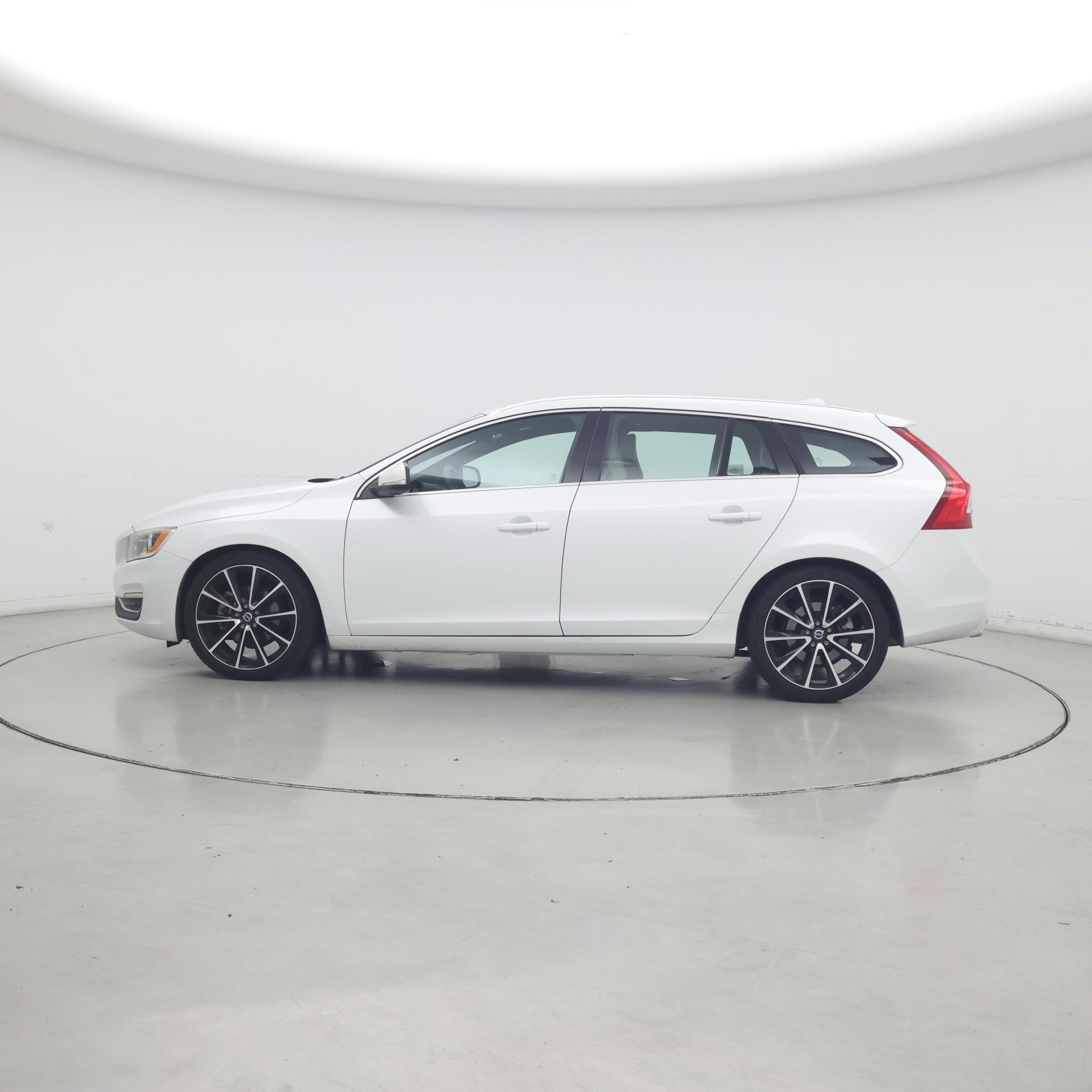 Thumbnail: 2017 Volvo V60 - 3