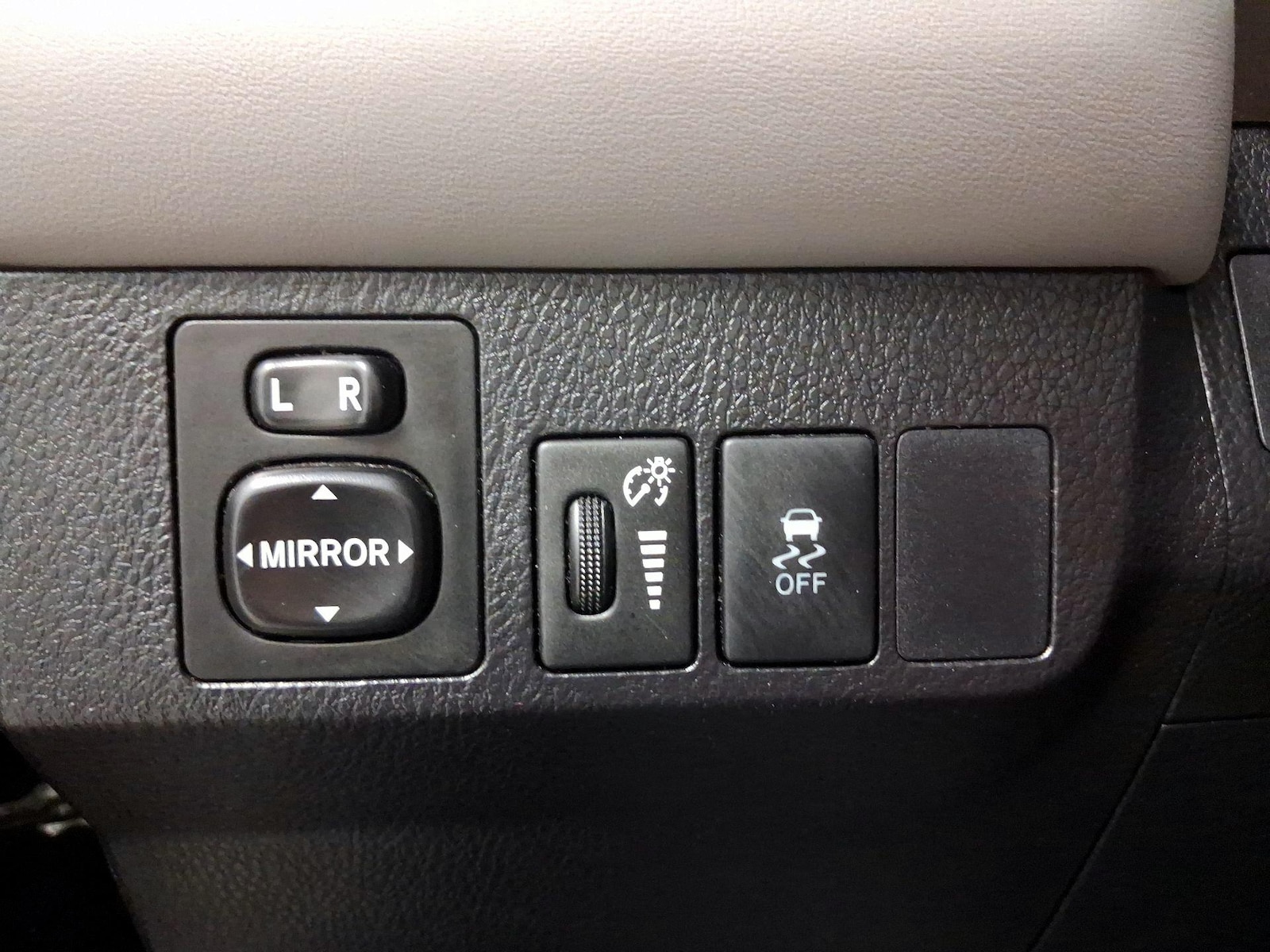 2015 Toyota RAV4 XLE - Photo 12