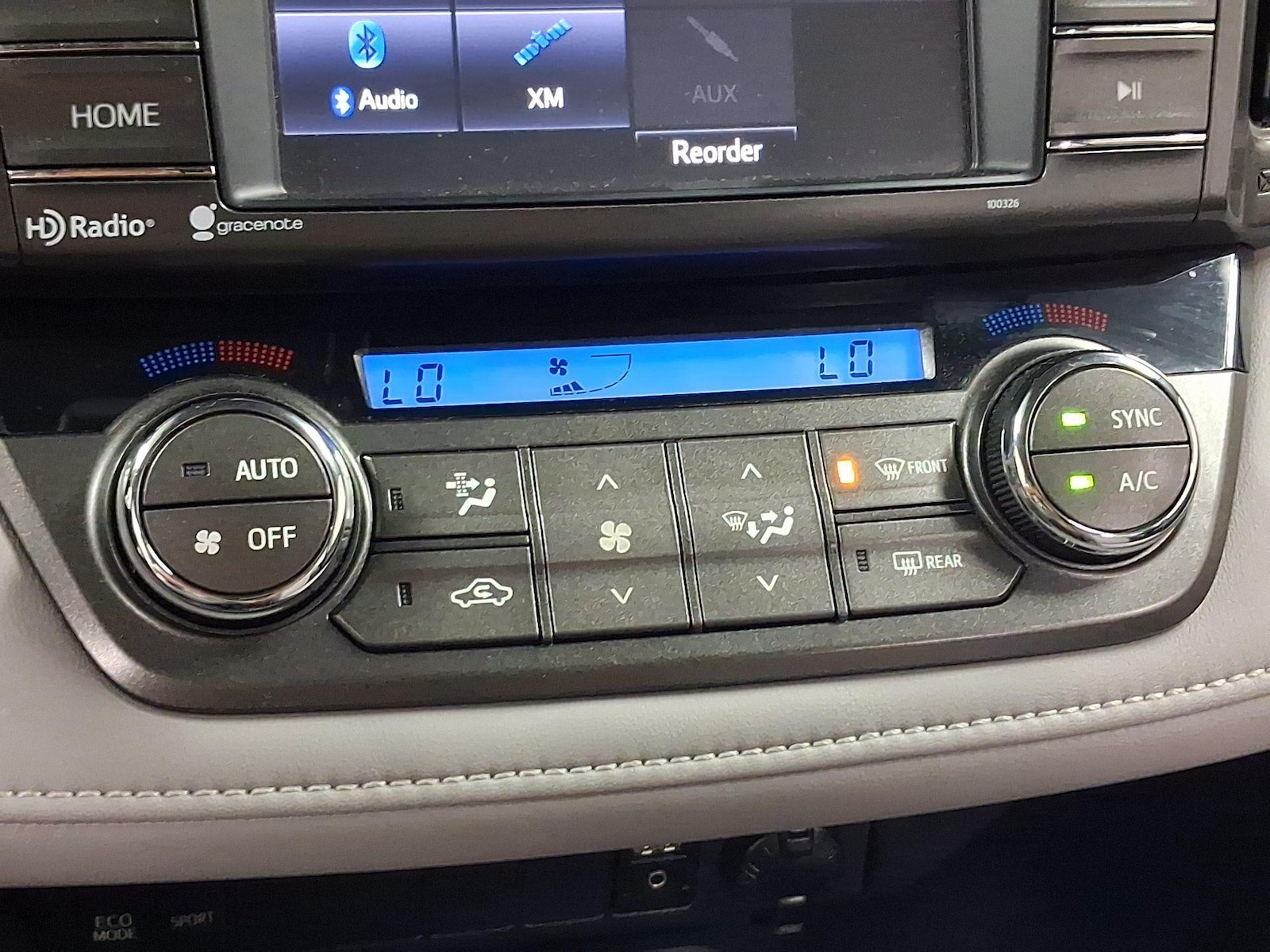 2015 Toyota RAV4 XLE - Photo 15