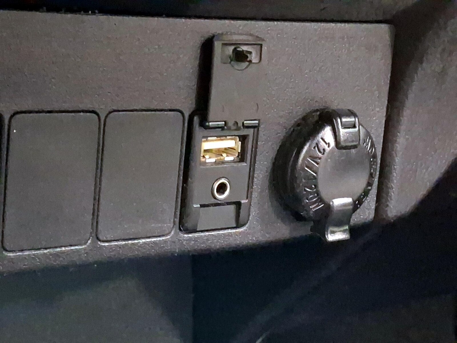 2015 Toyota RAV4 XLE - Photo 17
