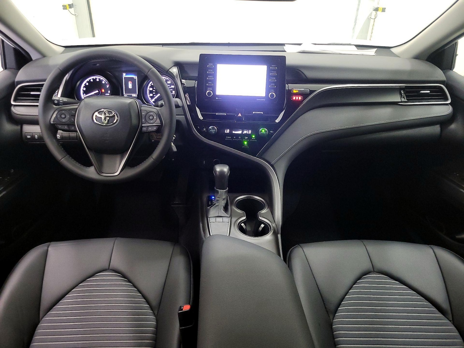2023 Toyota Camry SE - Photo 10